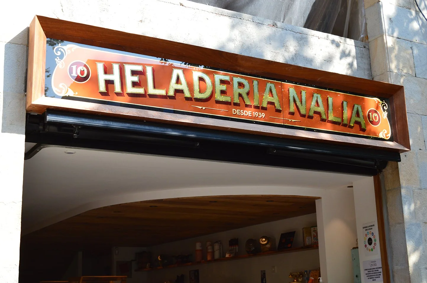 Heladería Nalia en Pamplona: rótulo en vidrio dorado para esta familia de heladeros 
