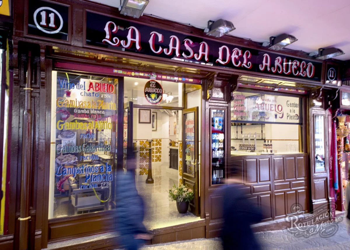 La casa del Abuelo calle Toledo con Plaza Mayor de Madrid: Rotulaciones en fachada e interior