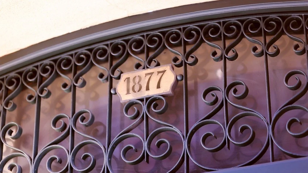 Palacio Longoria, Modernismo Español, o «Art Nouveau» en FranciaA pocos metros en la misma calle, tenemos algunos ejemplos de arquitectura modernista, siendo el mayor el Palacio de Longoria, del arquitecto José Grases. Fue construido en 1902 por enca