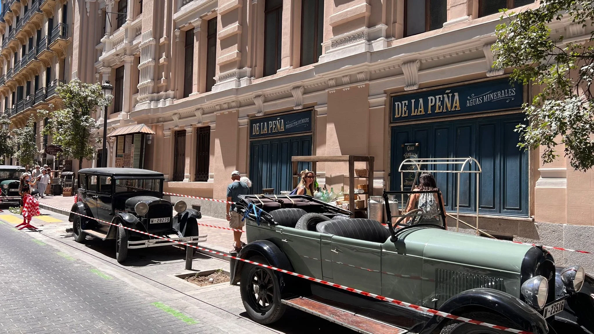 La Virgen Roja: Rótulos de época para su equipo artístico