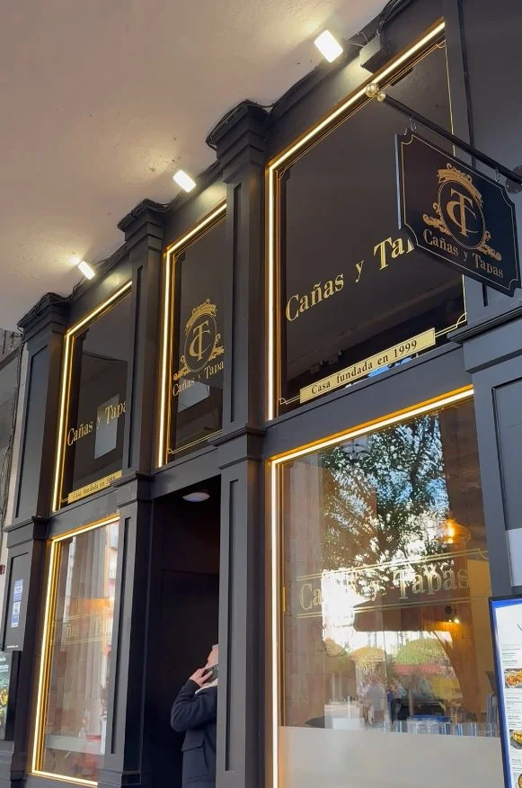 Rotulo antiguo de Cañas y tapas en plaza mayor de Burgos