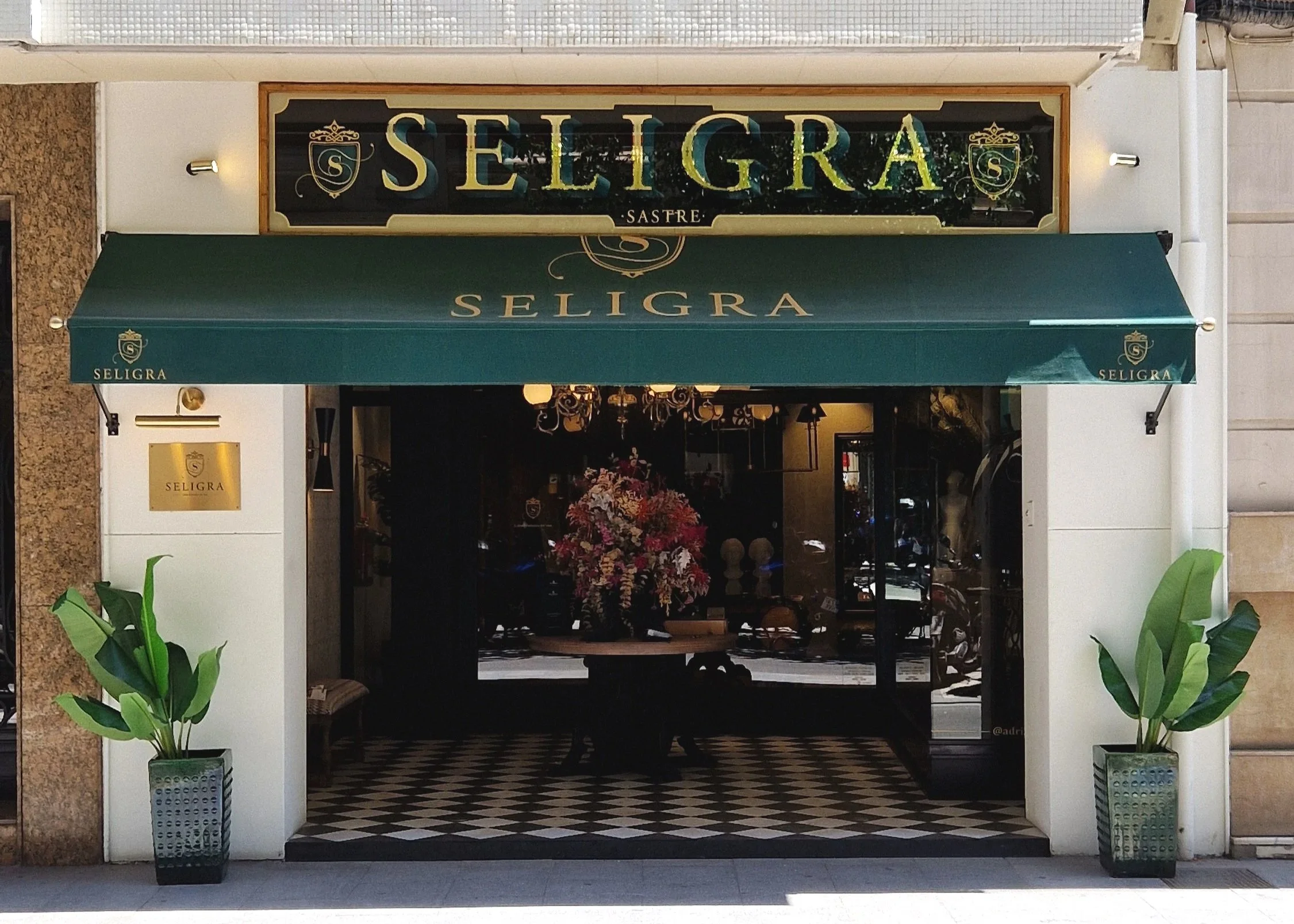 Seligra Valencia: Rotulo con pan de oro para familia de sastres de varias generaciones