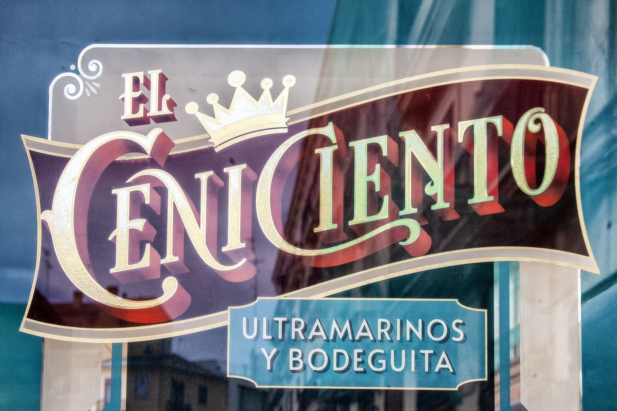 El Ceniciento bodeguita de Valencia; dos rotulos tradicionales en vidrio dorado de inspiración fantasía
