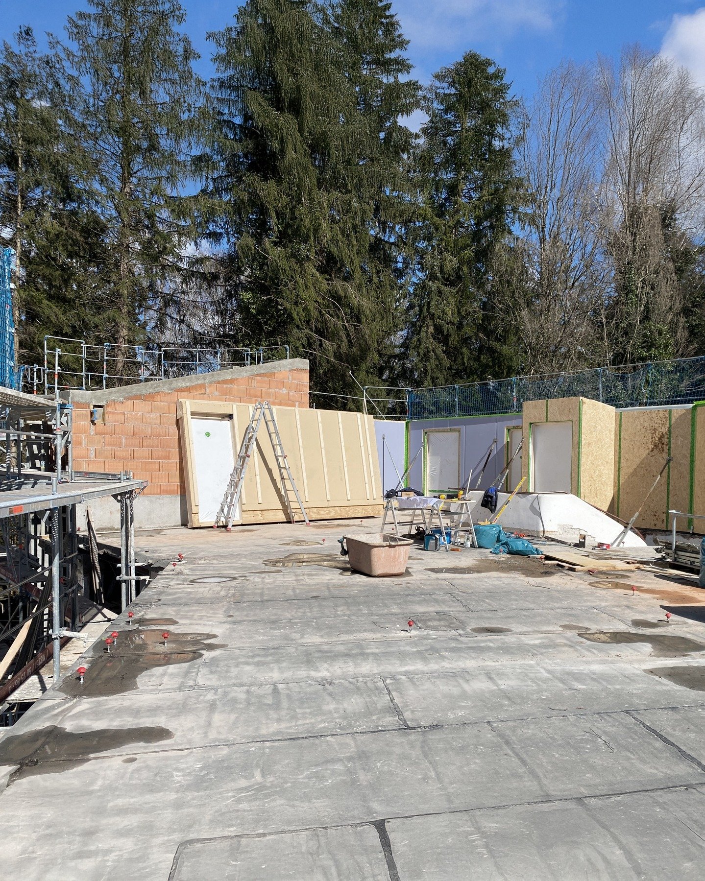 Nach dem R&uuml;ckbau des bestehenden Dachstuhls beginnt die Montage der vorgefertigten Holzelemente f&uuml;r die neue Aufstockung. Die Elemente werden auf der Baustelle montiert und bilden die Grundlage f&uuml;r die neue Ebene. Die serielle Bauweise