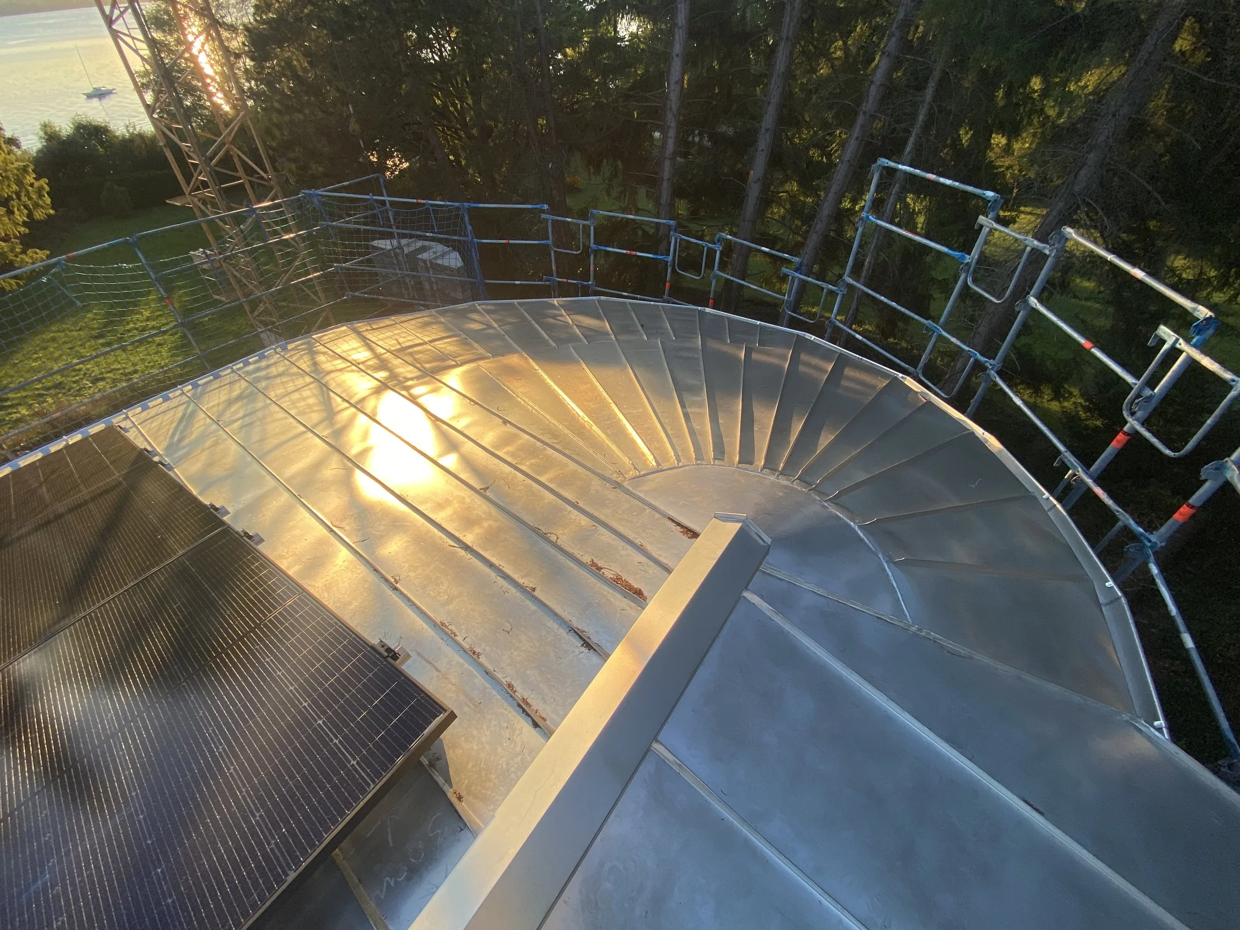 Blechdach Uginox Patina mit PV Modulen 