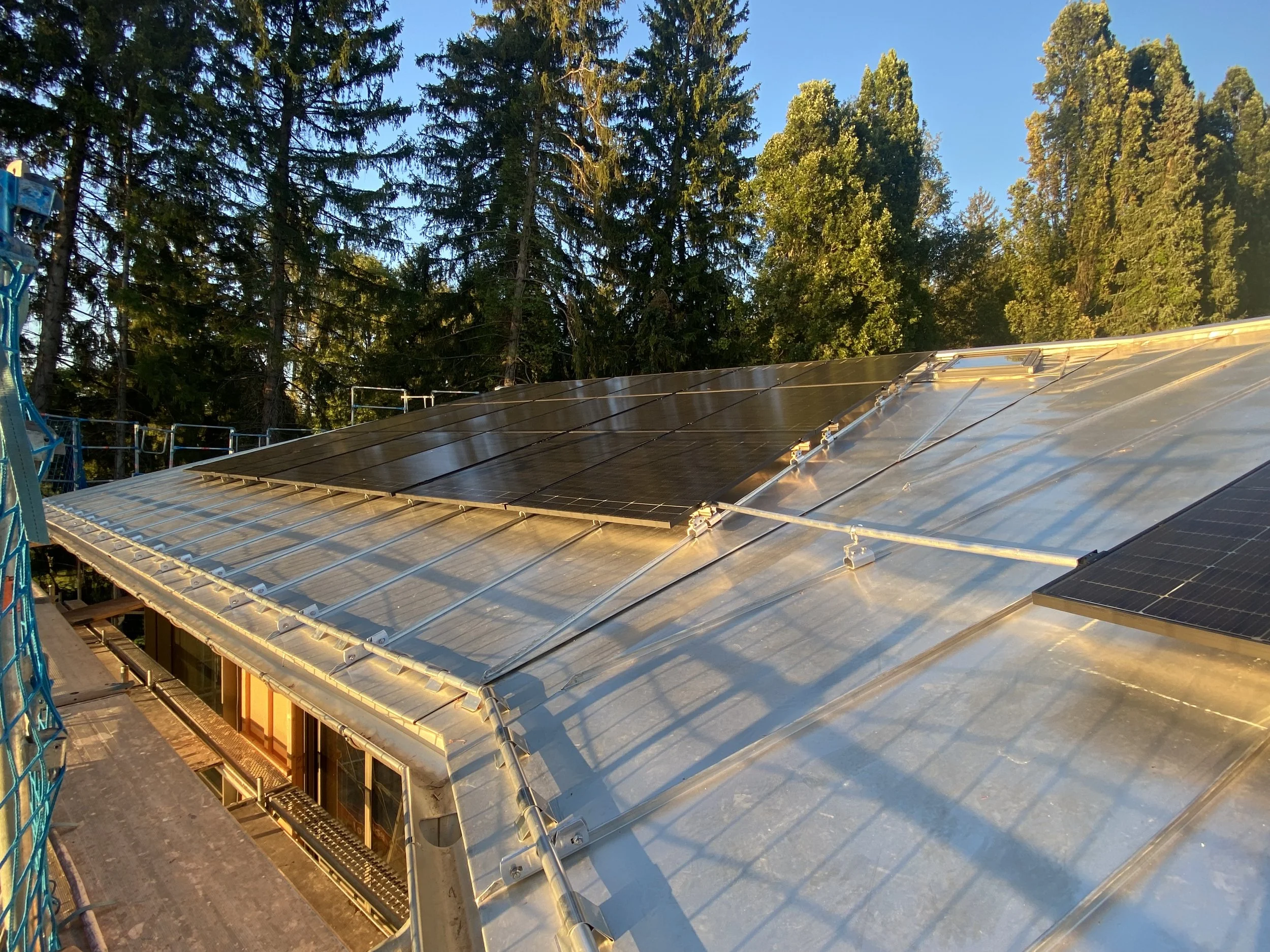 Blechdach Uginox Patina mit PV Modulen 