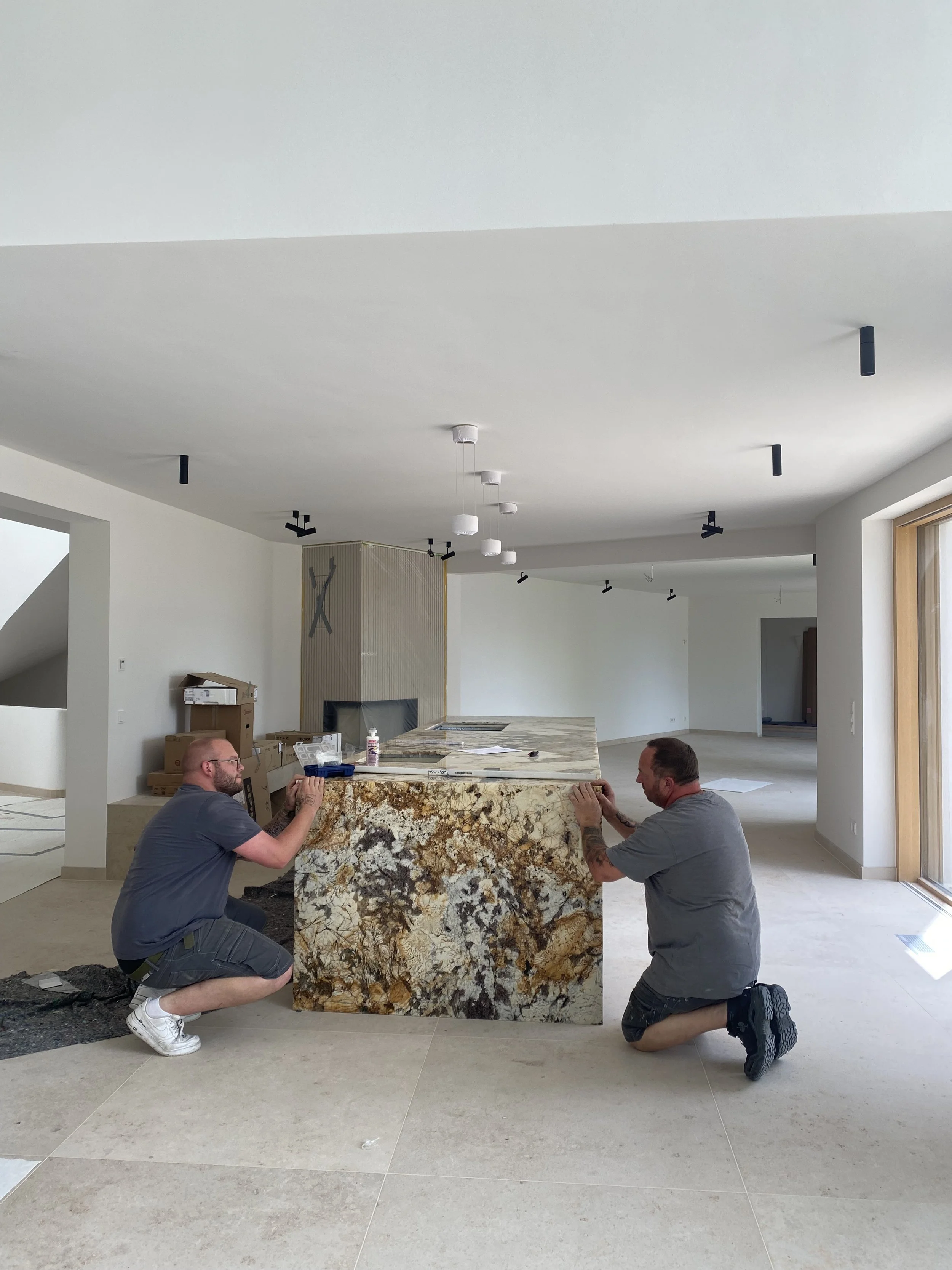 Montage der Steinplatte Patagonia von der Firma Marmorcenter