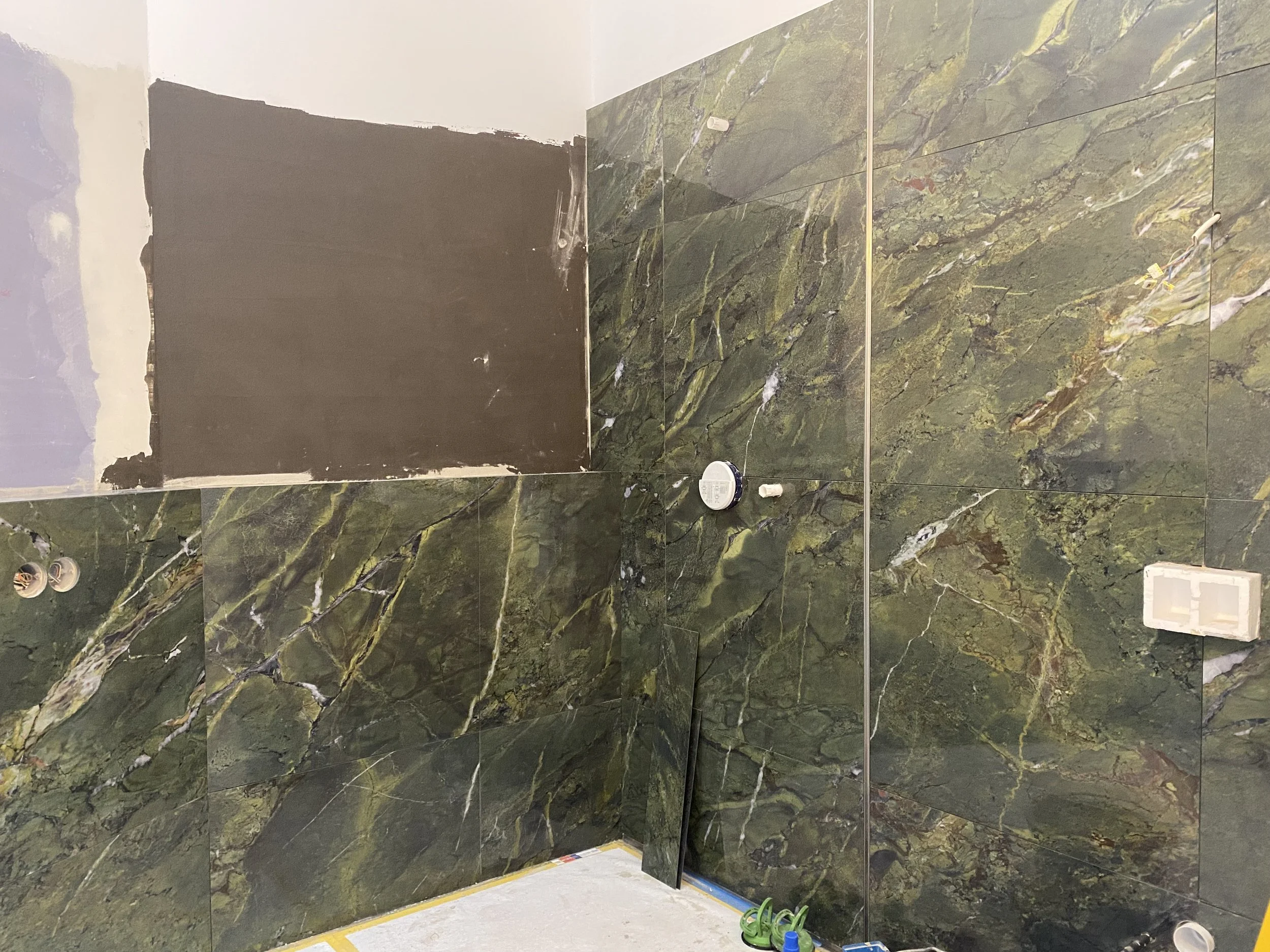 Verlegung der Wandfliesen "Ariostea - Ultra Marmi -Verde Kazai Lucidato"