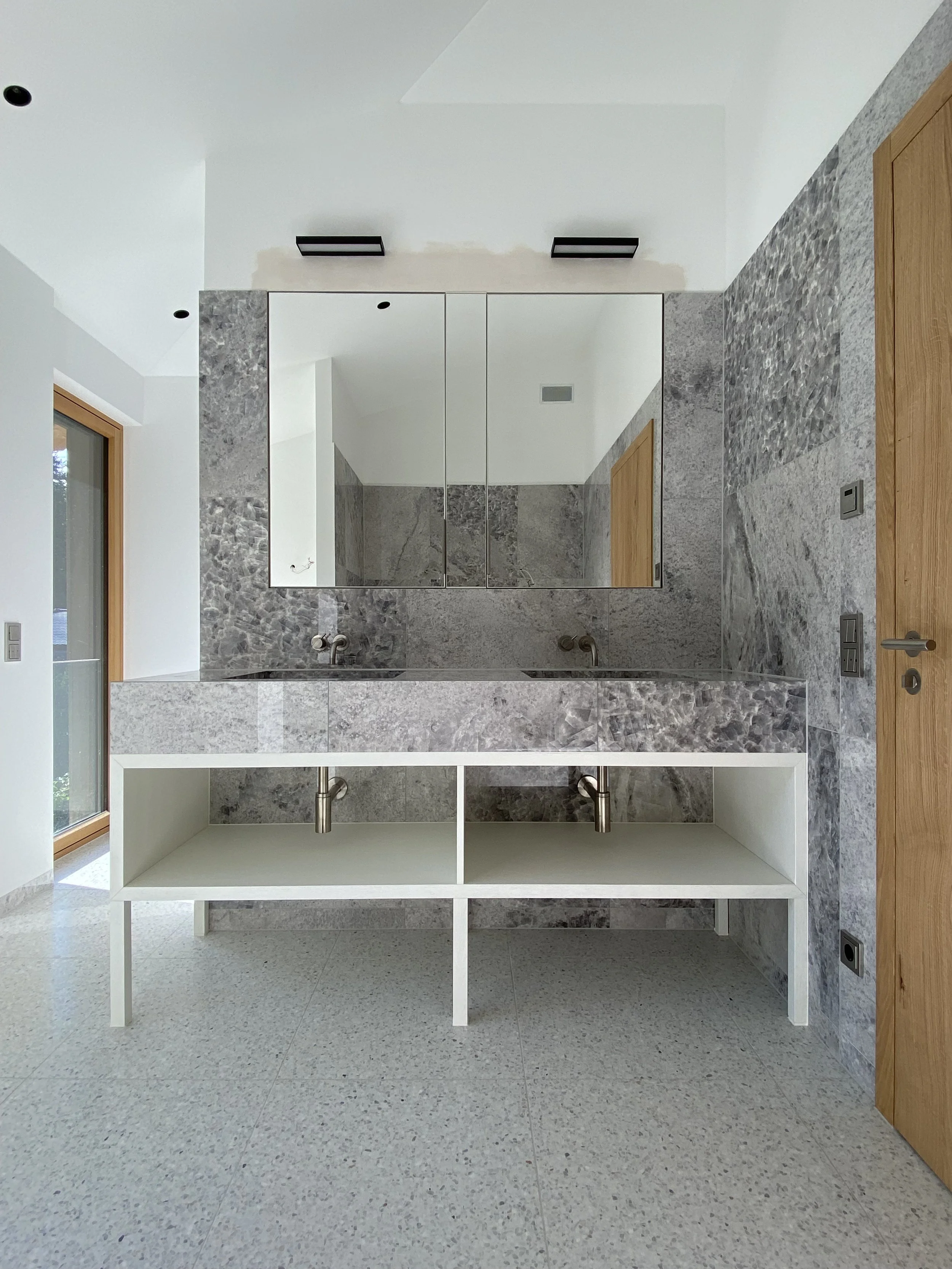 Wandfliesen "Crystal Grey Lucidato /Ultra Crystal" und Bodenfliesen "Modulo White Terrazzoplatten"