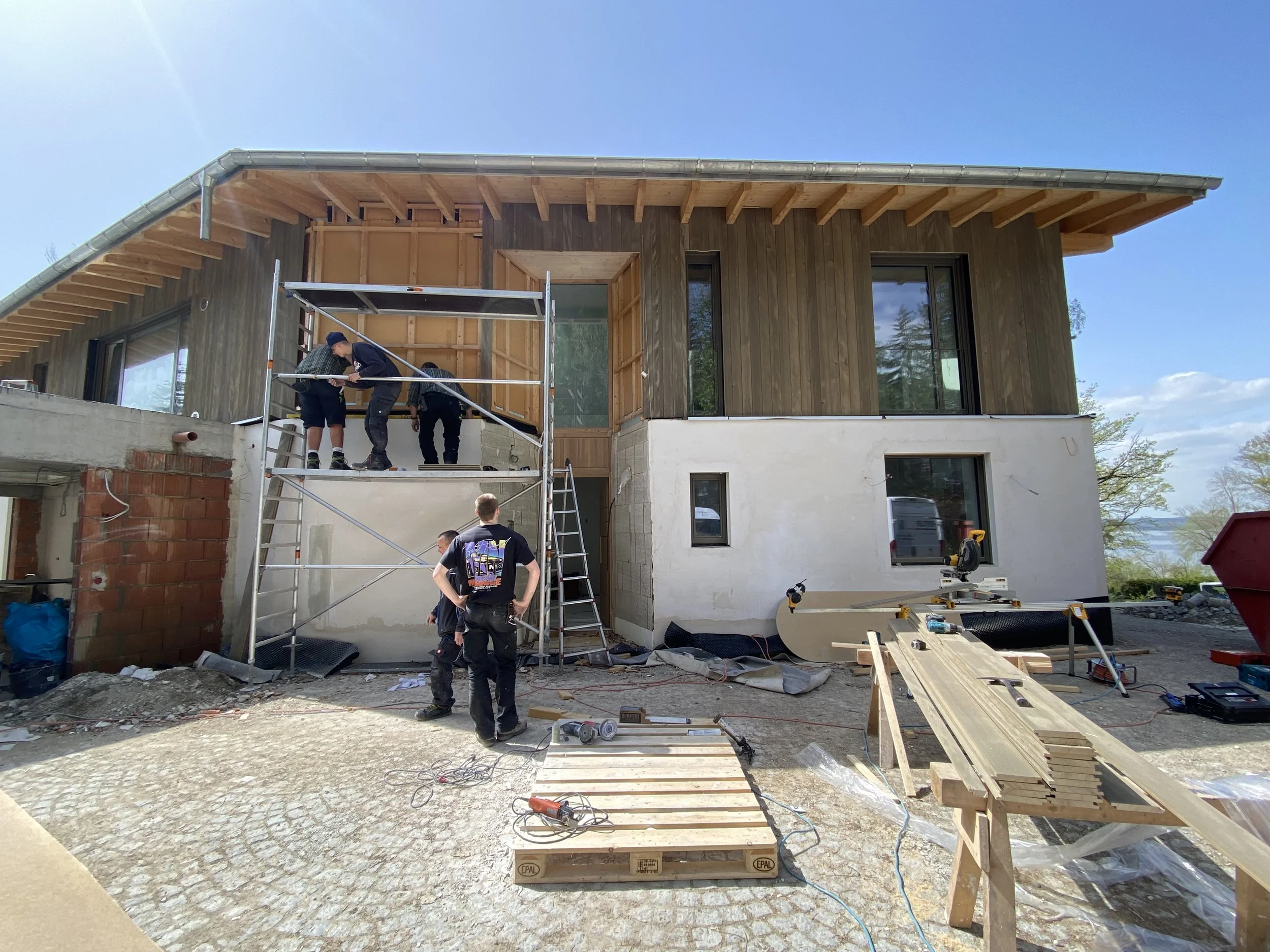 Montage der vertikalen Verschalungshölzer durch Zimmerei Meindl