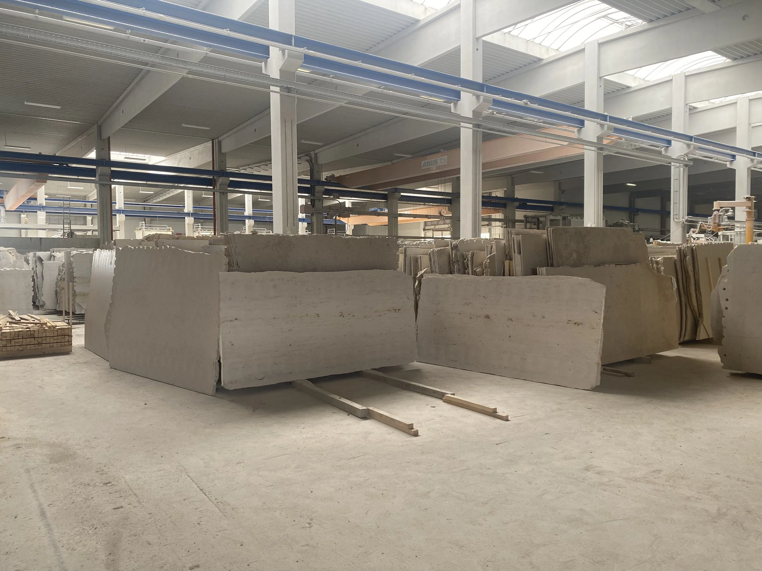 Dietfurter Kalkstein, Jura Kalkstein beige, sandgestrahlt und leicht überbürstet, Besuch im Werk