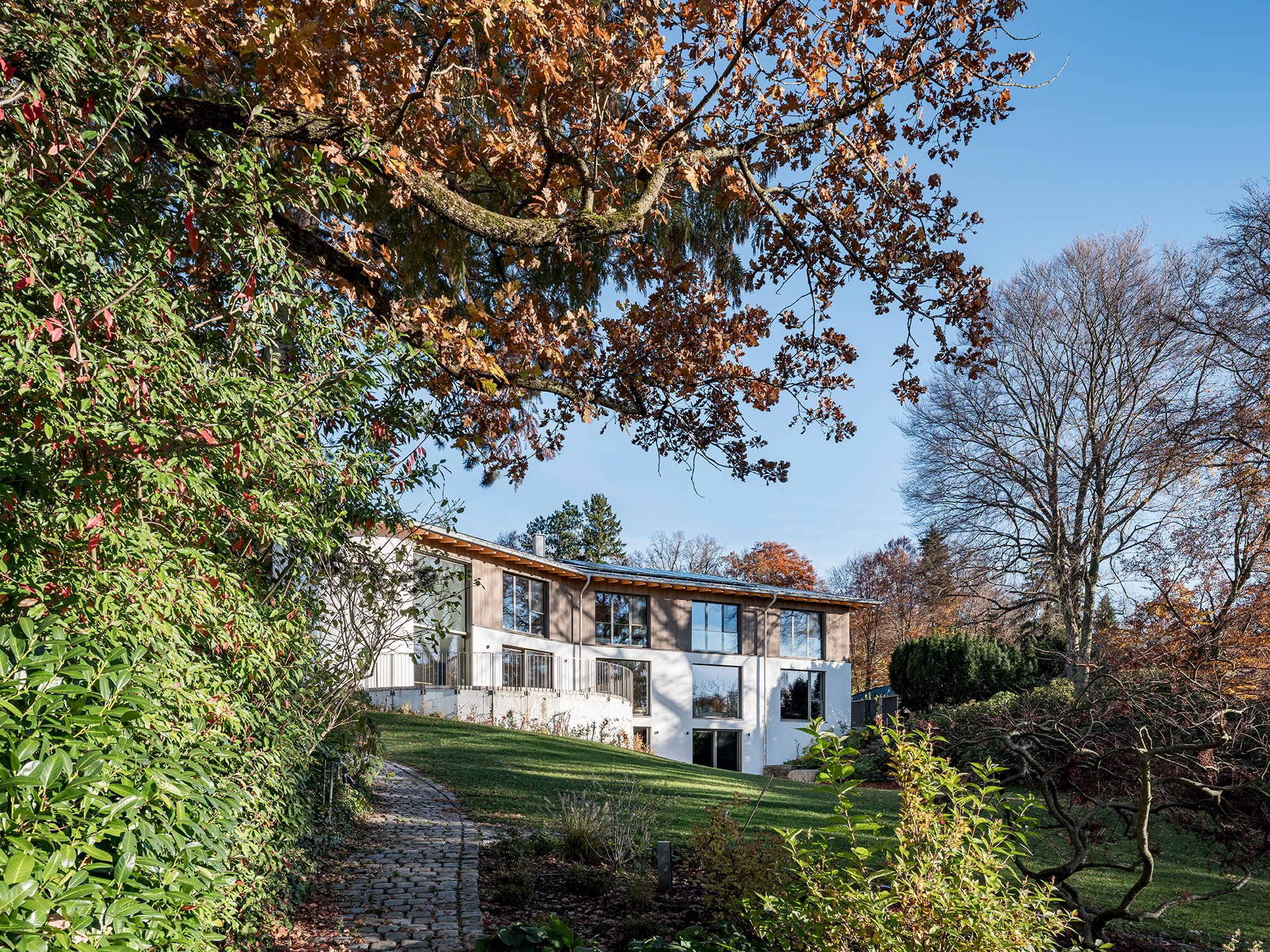 Sanierung eines Einfamilienhauses am Ammersee, Bauen im Bestand, nachhaltige Wohnarchitektur, Neubau, Umbau und Aufstockung, Holzbau, Energieeffizienz, Erneuerbare Energien, Photovoltaik