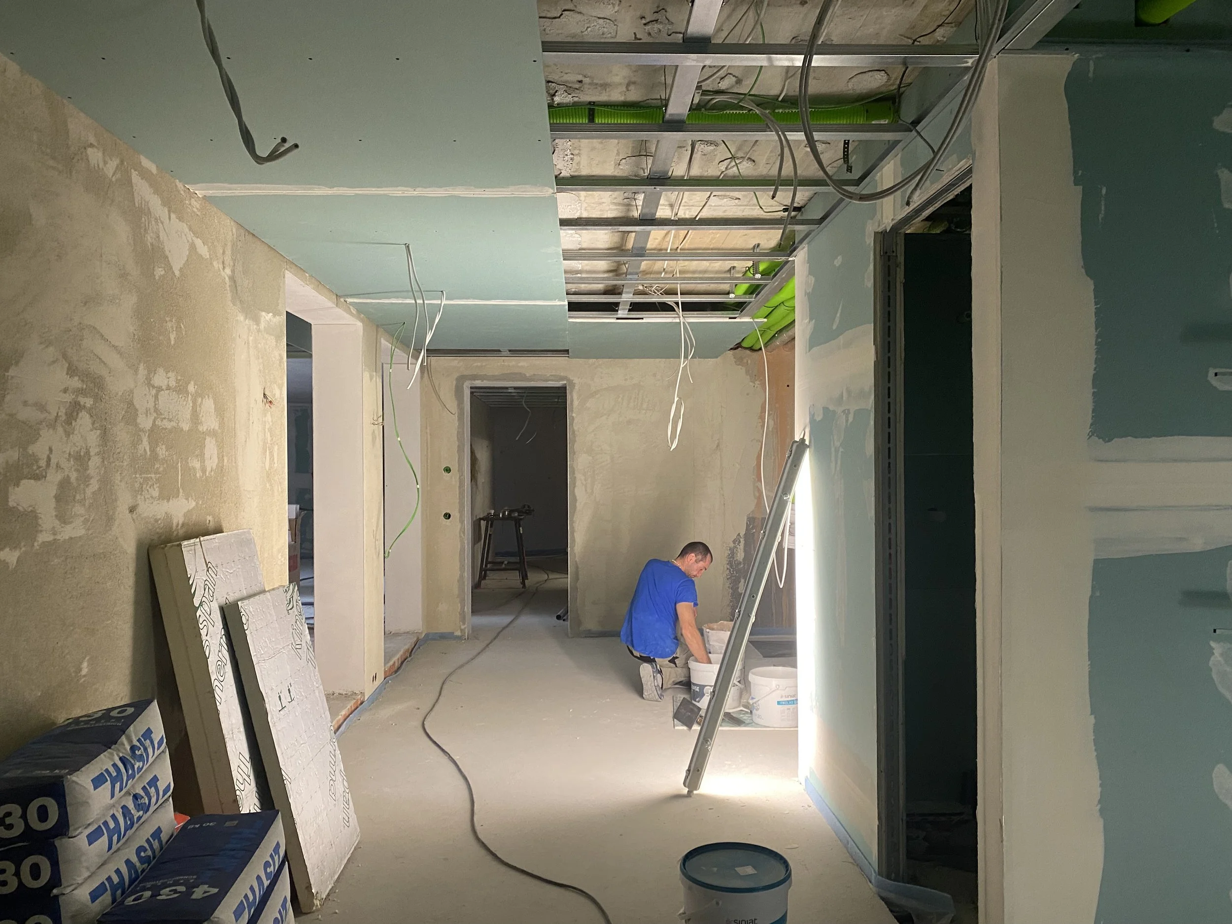 Trockenbauer montiert Knauff Rigips Platten (Diamant)