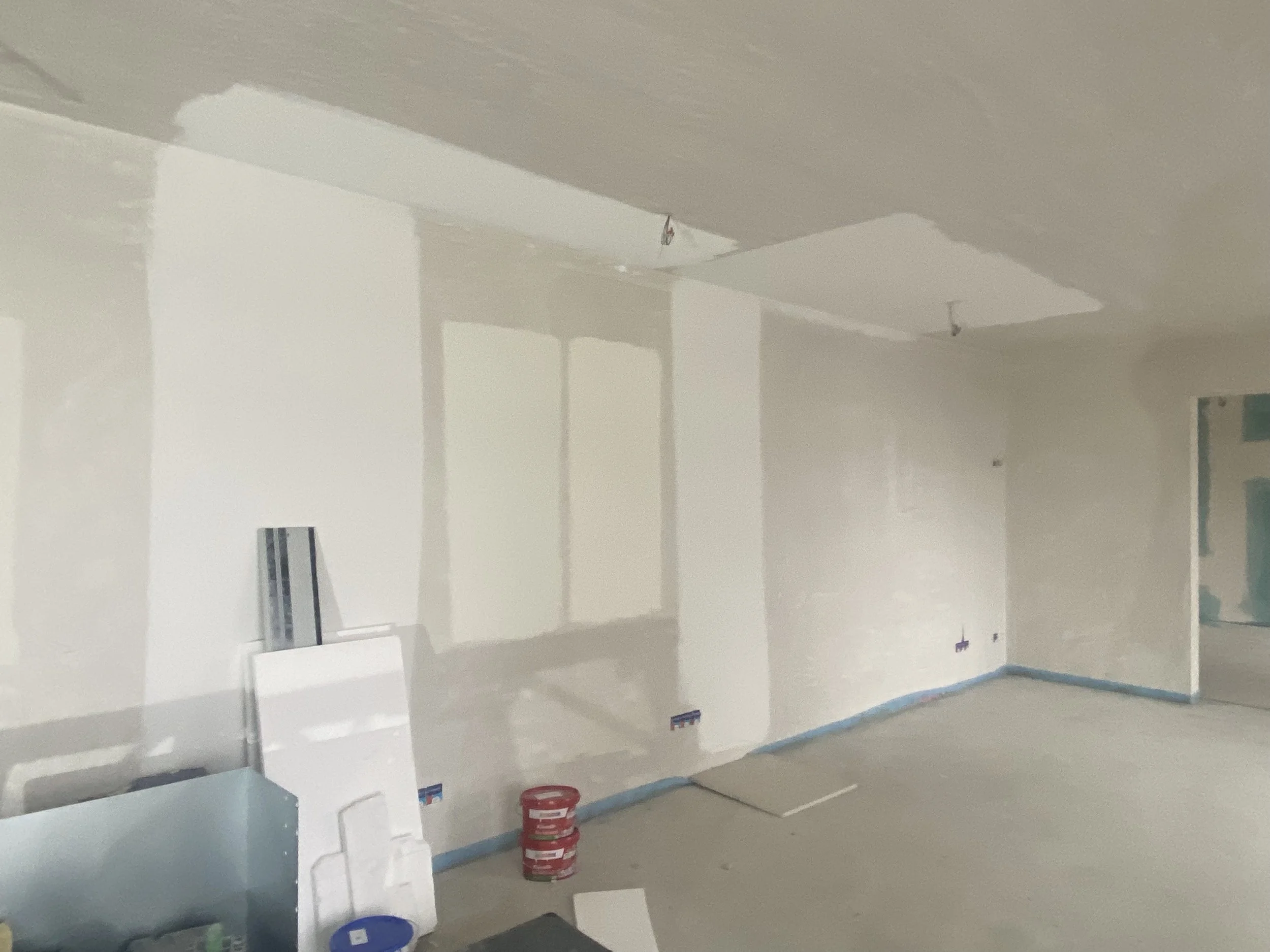 Farbproben auf der Baustelle: Keim Innostar und Keim Soldalit und Keim Twinstar