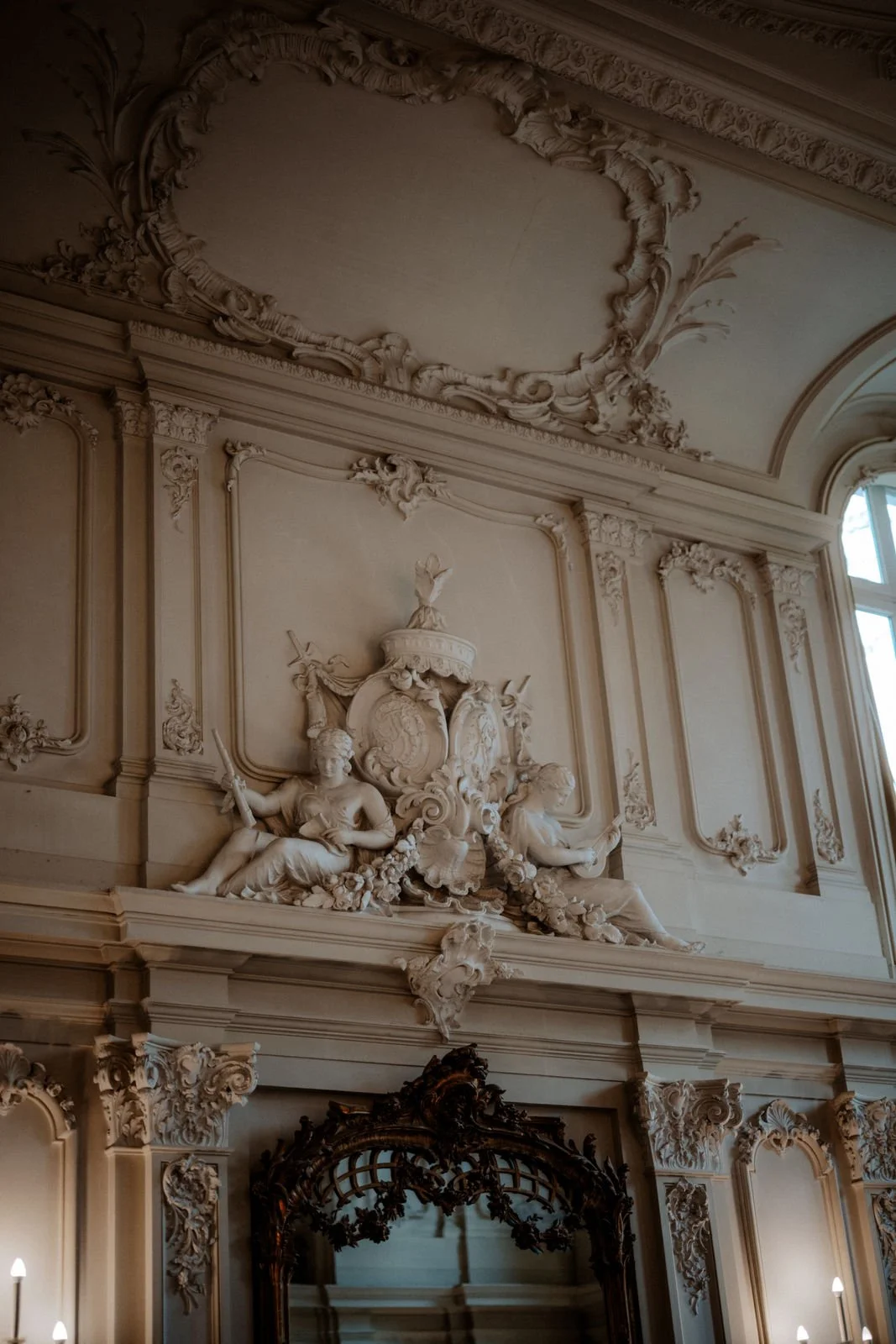 Barocke, kunstvoll verzierte Decke und Wand mit Skulpturen und Ornamenten in einem prunkvollen Raum, wahrscheinlich in einem Palast oder Museum. Die Hochzeit findet in Leverkusen im Museum und Schloss Morsbroich Nähe Köln statt. 
