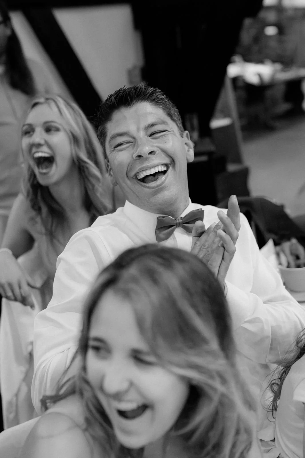 Menschen lachen und scheinen Spaß bei einer Feier oder Veranstaltung zu haben. Die Leute befinden sich auf einer Hochzeit im Landgut Haan in Haan bei Düsseldorf. 