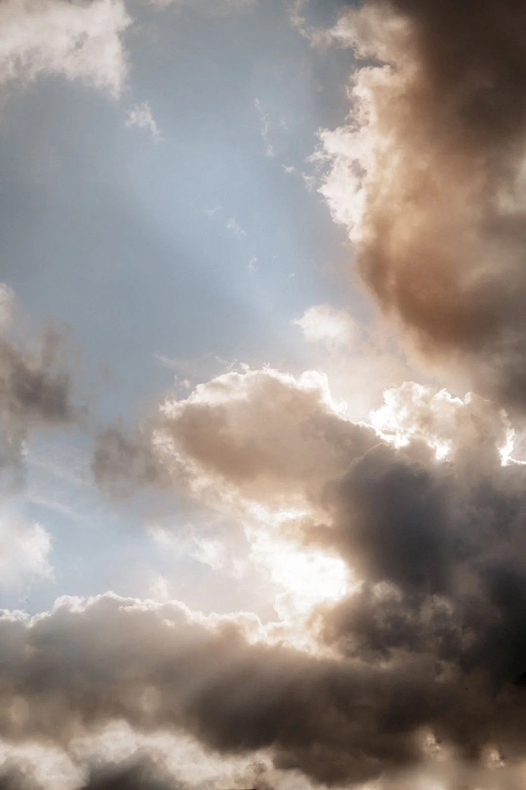 Himmel mit Wolken und Sonnenstrahlen, die durch die Wolken scheinen. Die Hochzeit findet in Düsseldorf, Nähe Köln statt. 