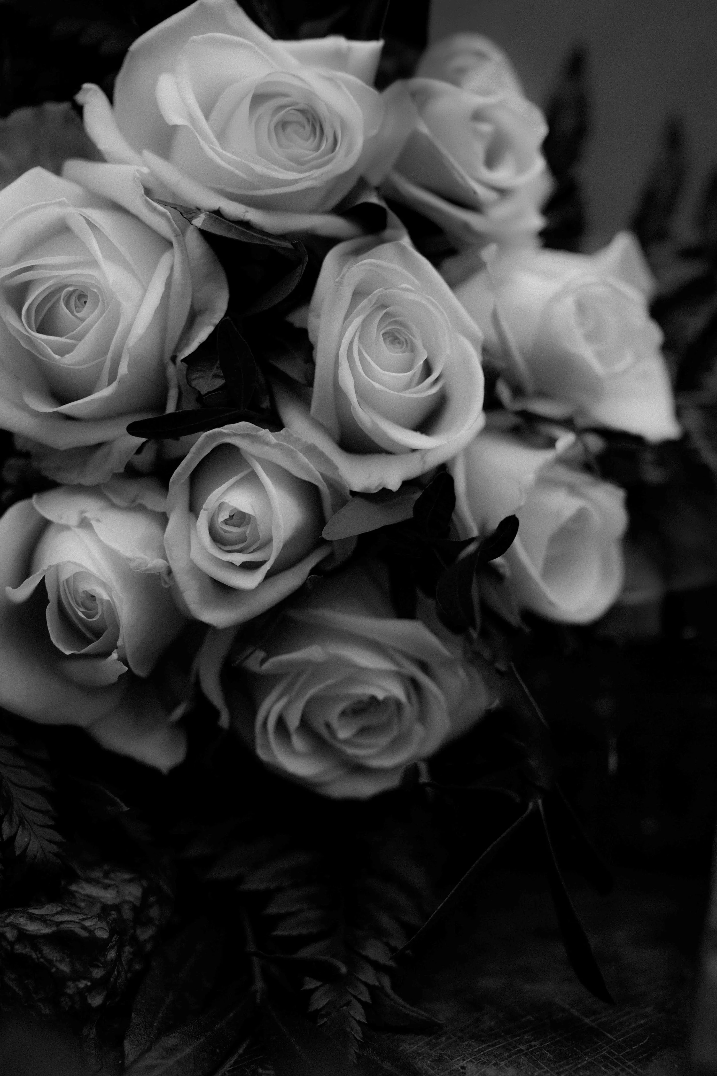 Schwarze und weiße Rosen in einer Vase, schwarz-weiß Foto. Es ist der Brautstrauß einer Braut, welche in Ratingen bei Düsseldorf im Haus Cromford geheiratet hat.