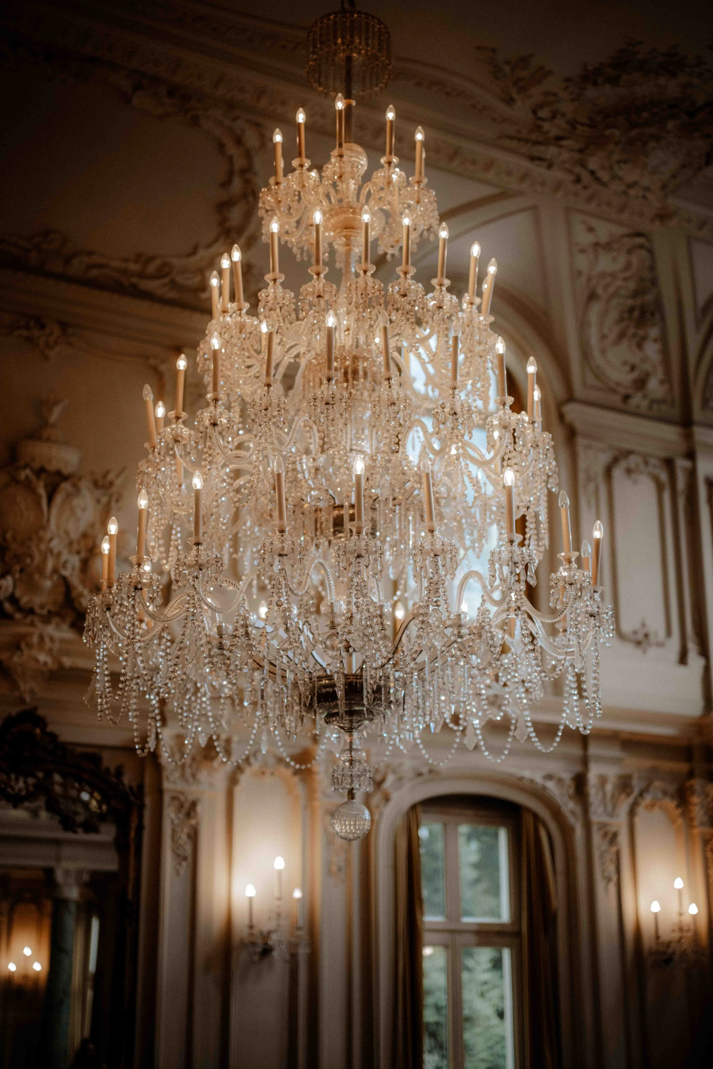 Ein wunderschöner Kronleuchter im Spiegelsaal des Museums Morsbroich bei einer Hochzeit in Leverkusen.