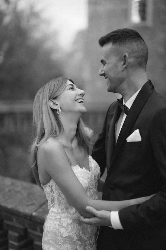 Ein glückliches Paar in formeller Kleidung, sich küsst auf einer Feier im Freien. Die Hochzeit findet im Schloss Paffendorf in Bergheim in der Nähe von Köln statt. 