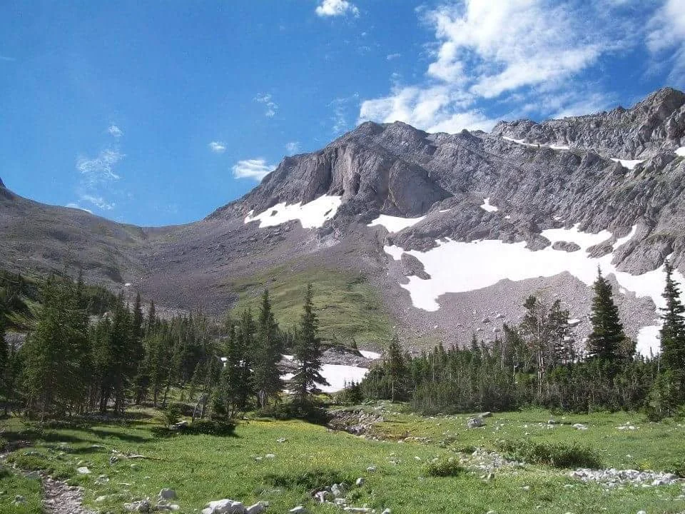 mountains scene of montana, where Peaks and Prairies Therapy is offered