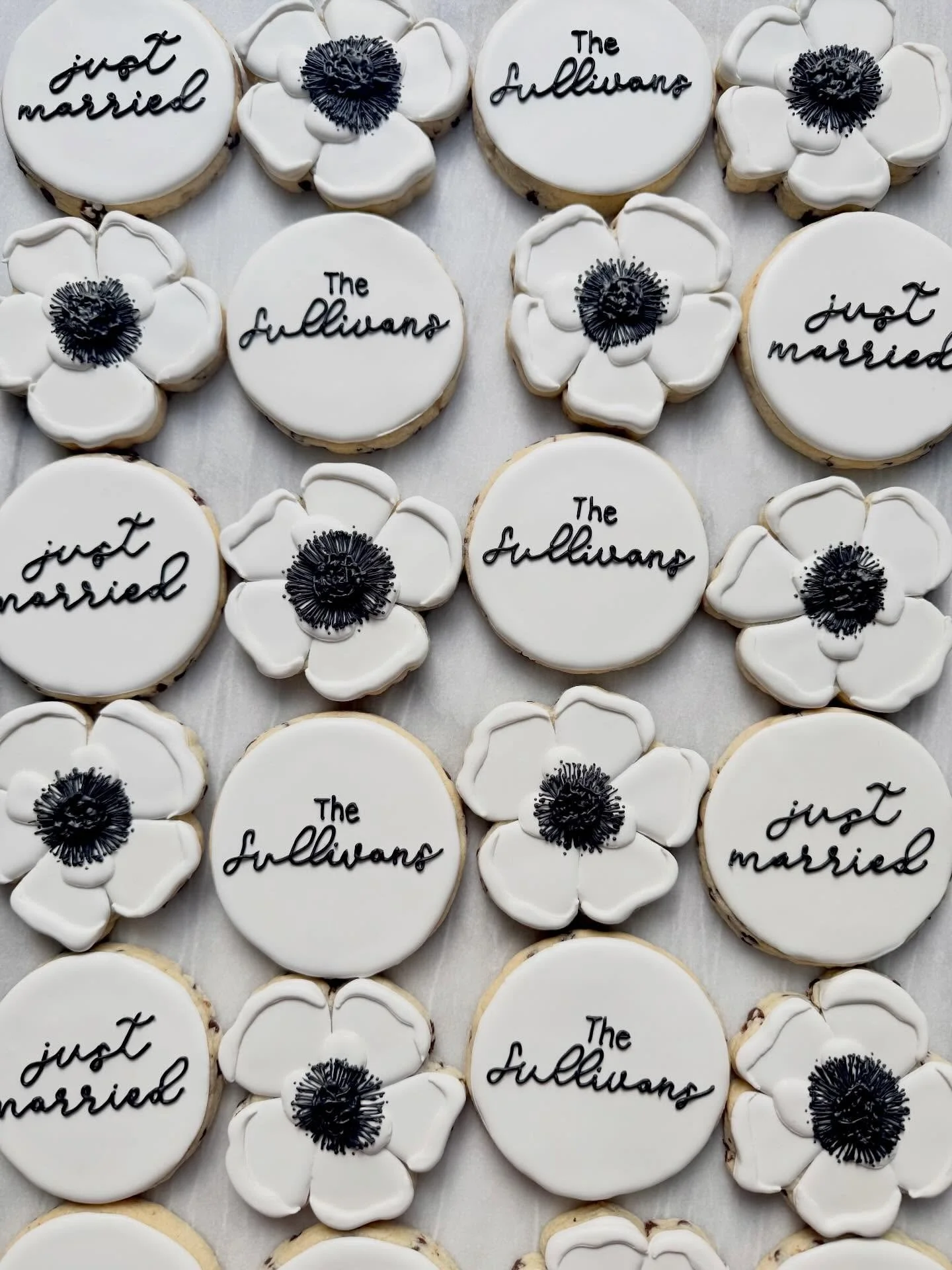 Happy wedding day to the Sullivans! The couple requested simple text and statement florals and I&rsquo;m in love 🤍
&bull;
&bull;
&bull;
#IcedByAnna
#CustomSugarCookies
#WestHartfordCT
#WeddingCookies
#RoyalIcingCookies