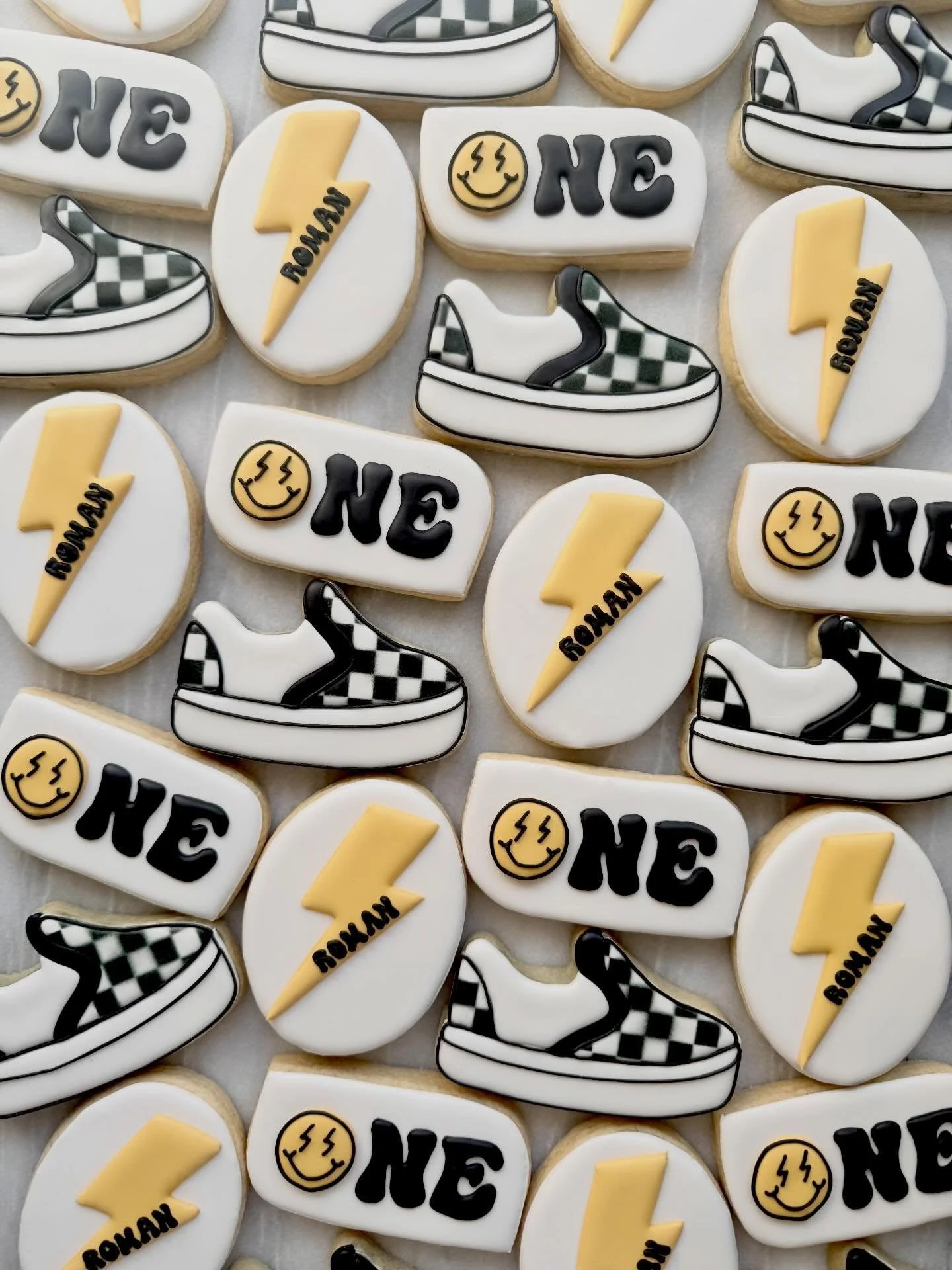 ONE happy dude!! 😎
&bull;
&bull;
&bull;
#IcedByAnna
#CustomSugarCookies
#OneHappyDude
#BirthdayCookies
#RoyalIcingCookies