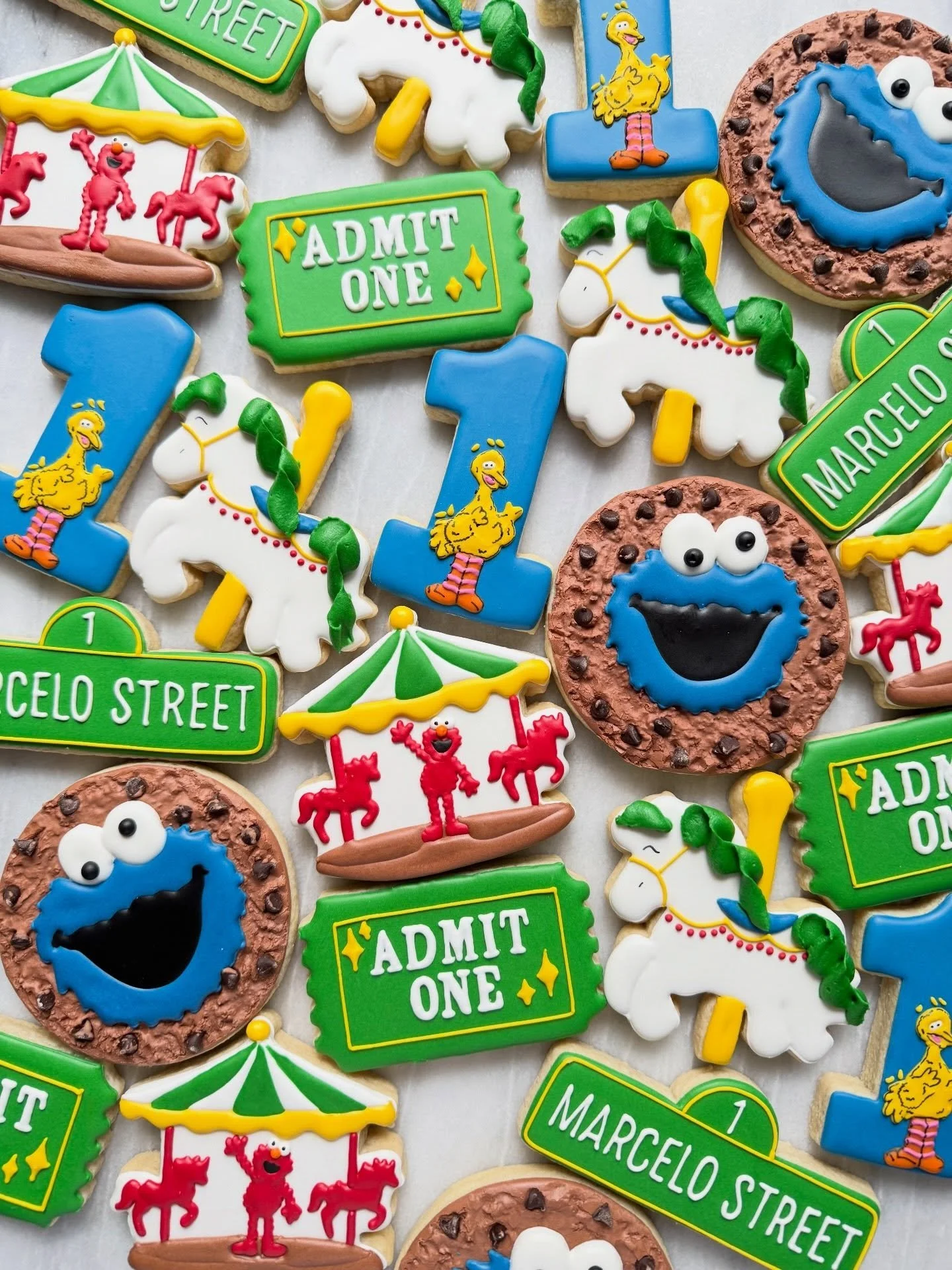 Sesame Street with a touch of carousel, such a creative theme for this 1st birthday party 🎉🎠🍪
&bull;
&bull;
&bull;
#IcedByAnna
#CustomSugarCookies
#CarouselBirthday
#FirstBirthdayCookies
#RoyalIcingCookies