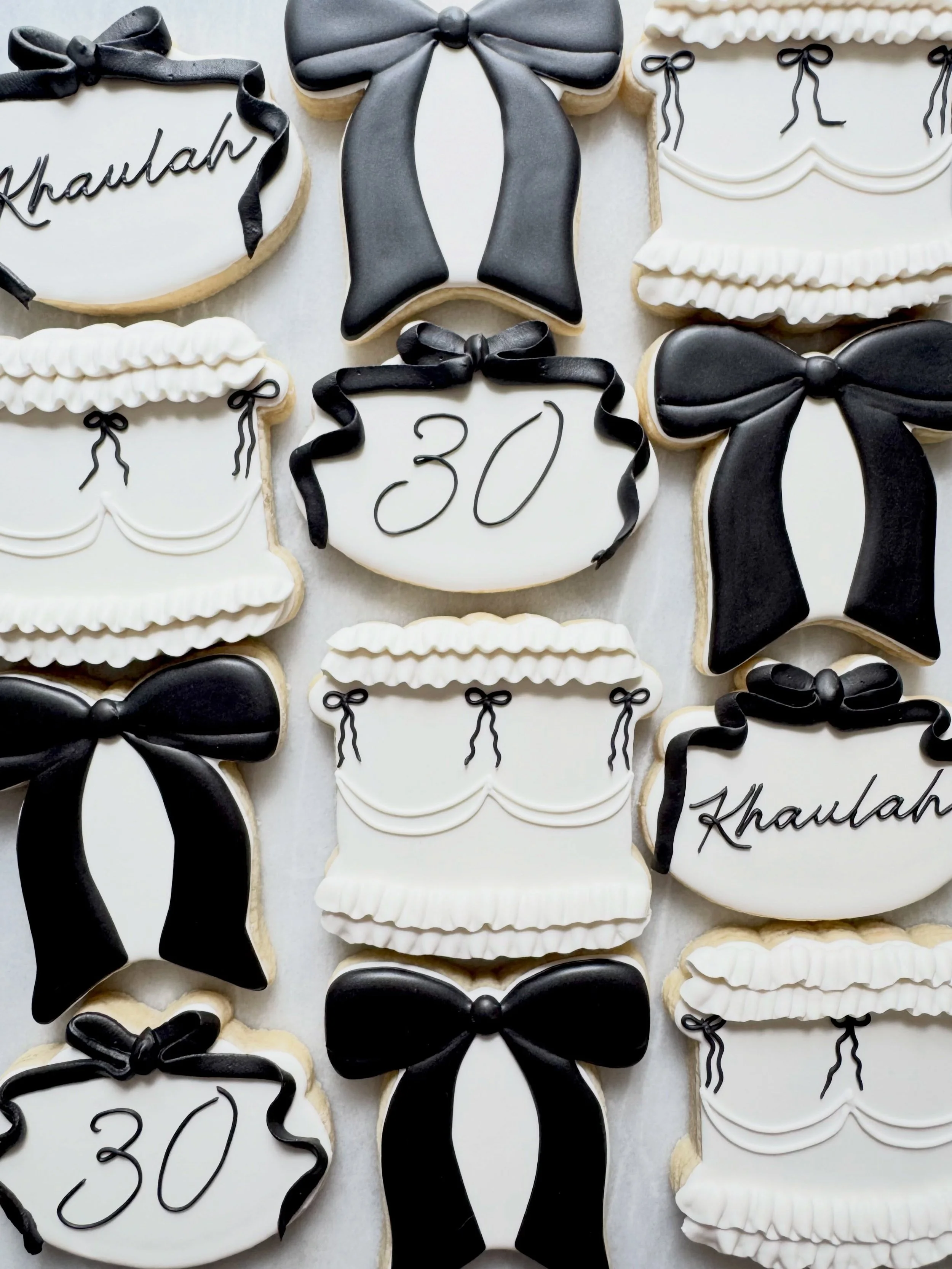 Love a monochrome moment 🖤
&bull;
&bull;
&bull;
#IcedByAnna
#CustomSugarCookies
#BirthdayCookies
#BlackBows
#RoyalIcingCookies