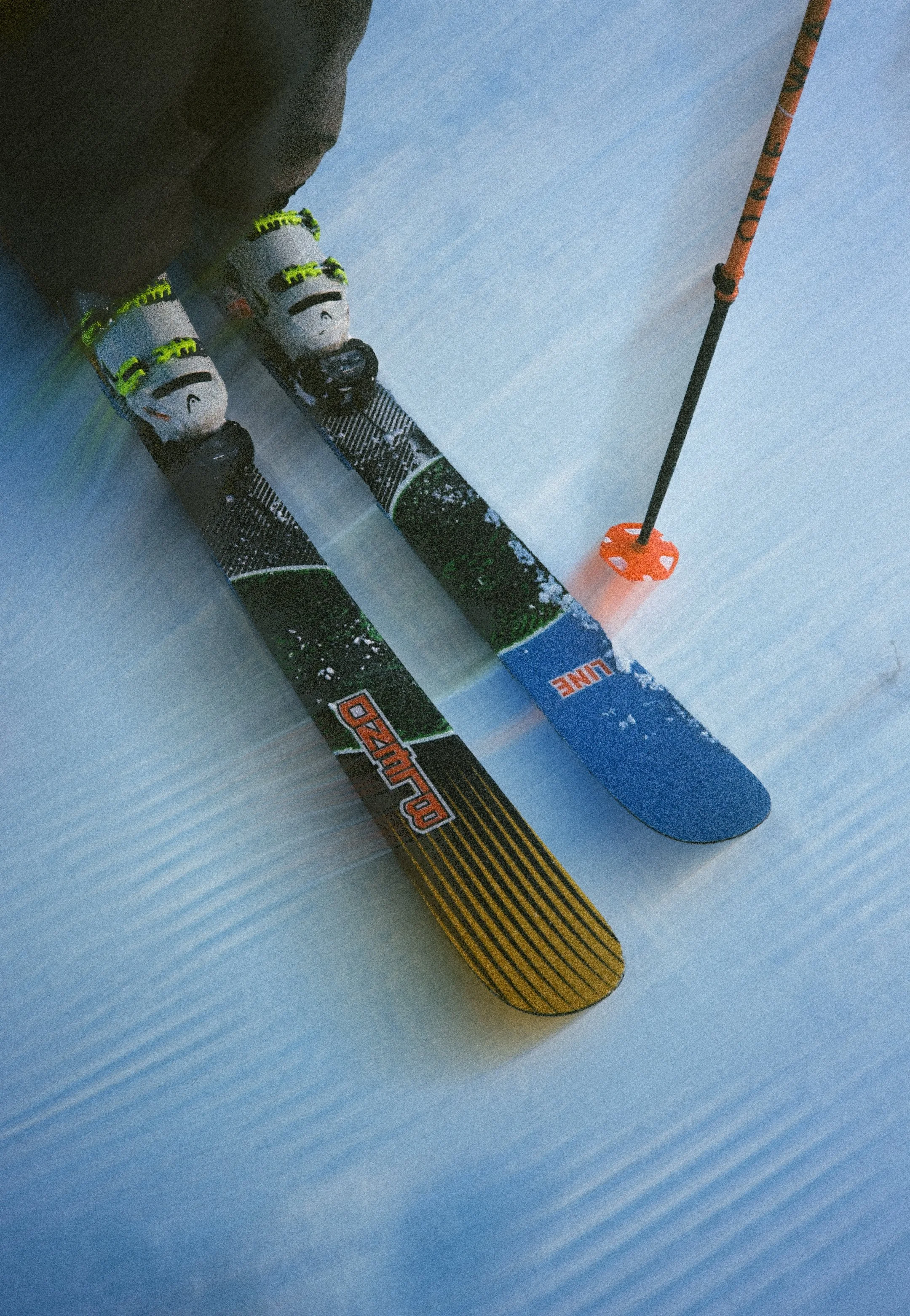 Ein Paar Ski mit Skischuhen auf Schnee, mit Skistöcken bereit zum Skifahren.