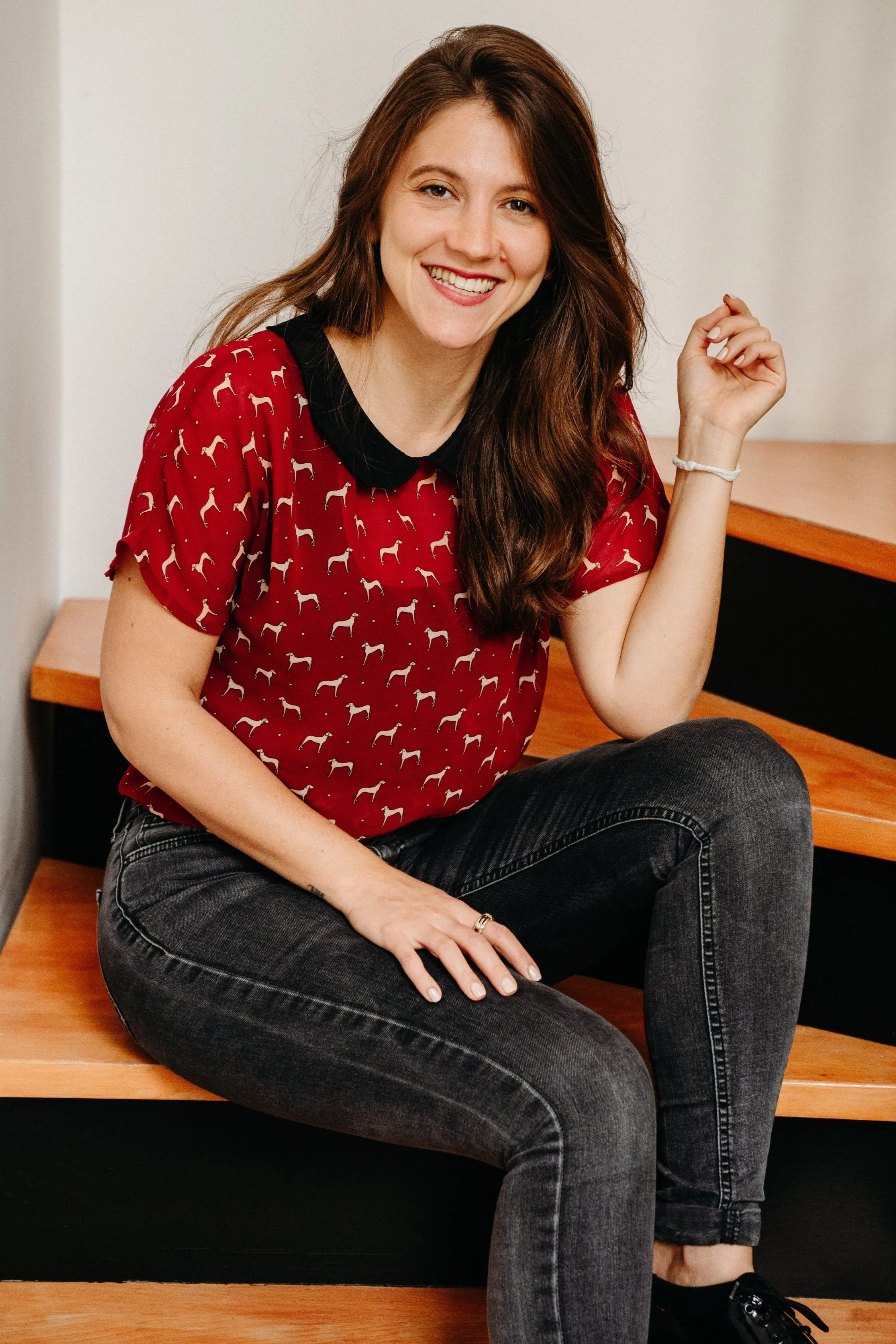 Nergis, an SEO keyword expert for wedding professionals smiling at the camera