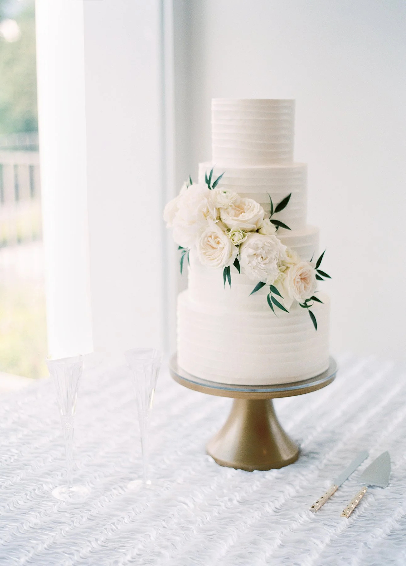 Image of a wedding cake to use as an example for image naming best practices
