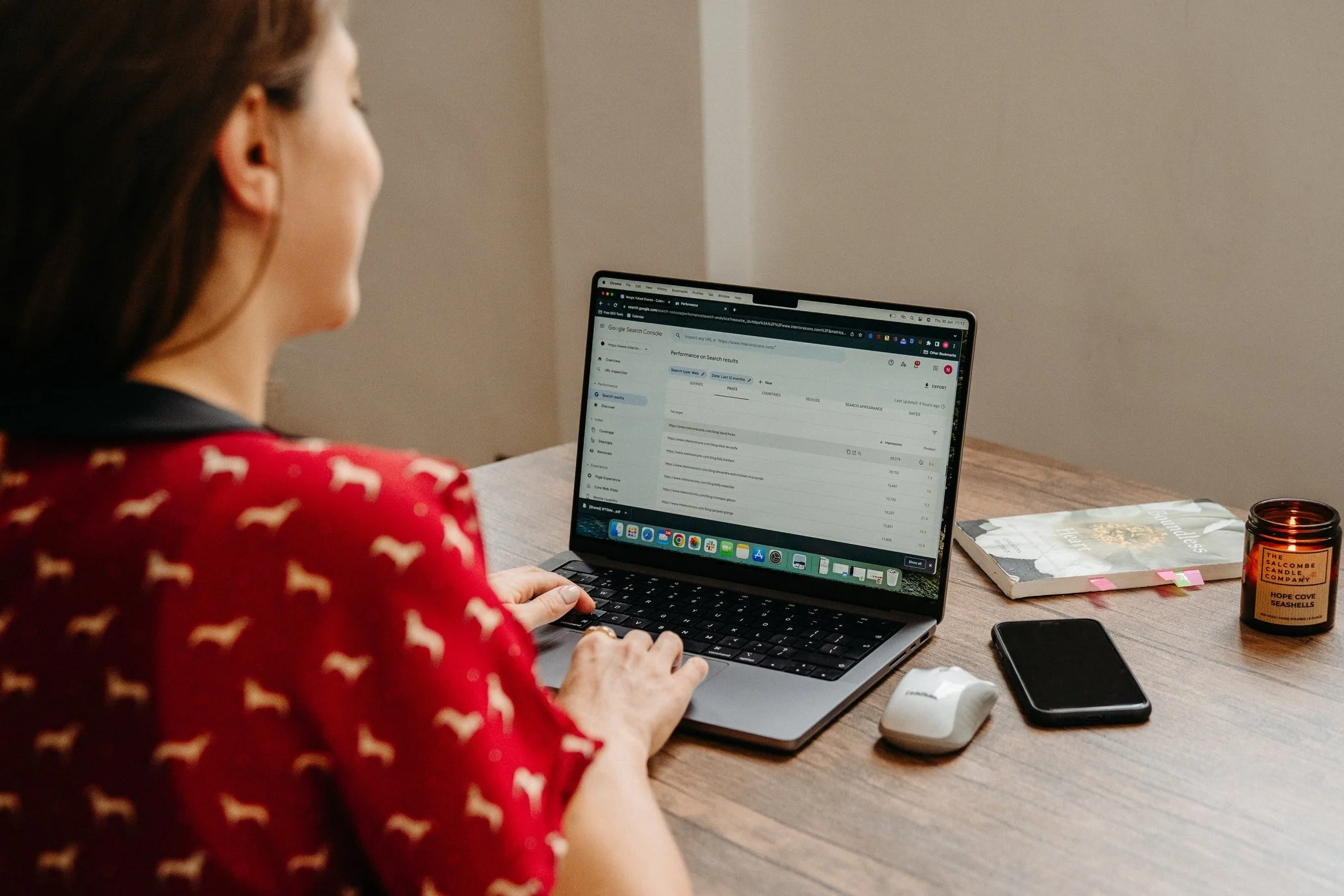 SEO consultant Nergis teaching how to set up Google Search Console