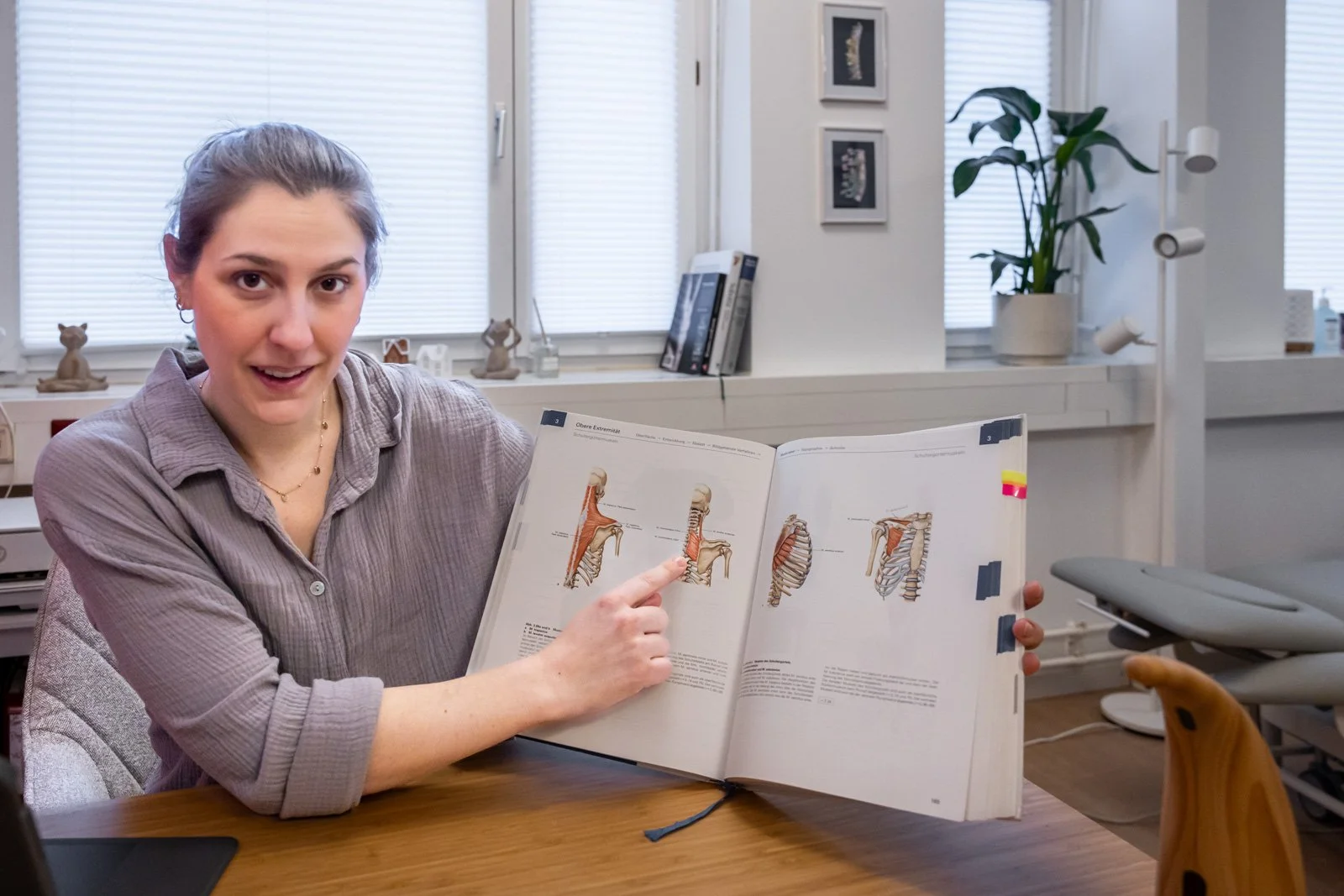 Tina mit Lehrbuch