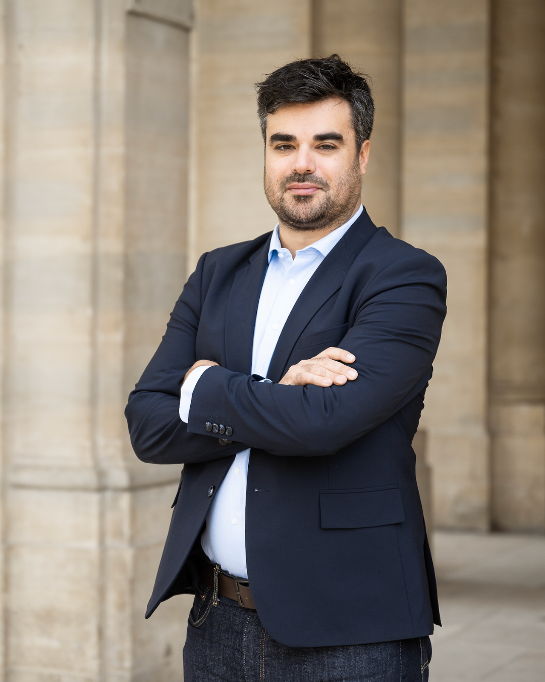 homme debout bras croisés paris