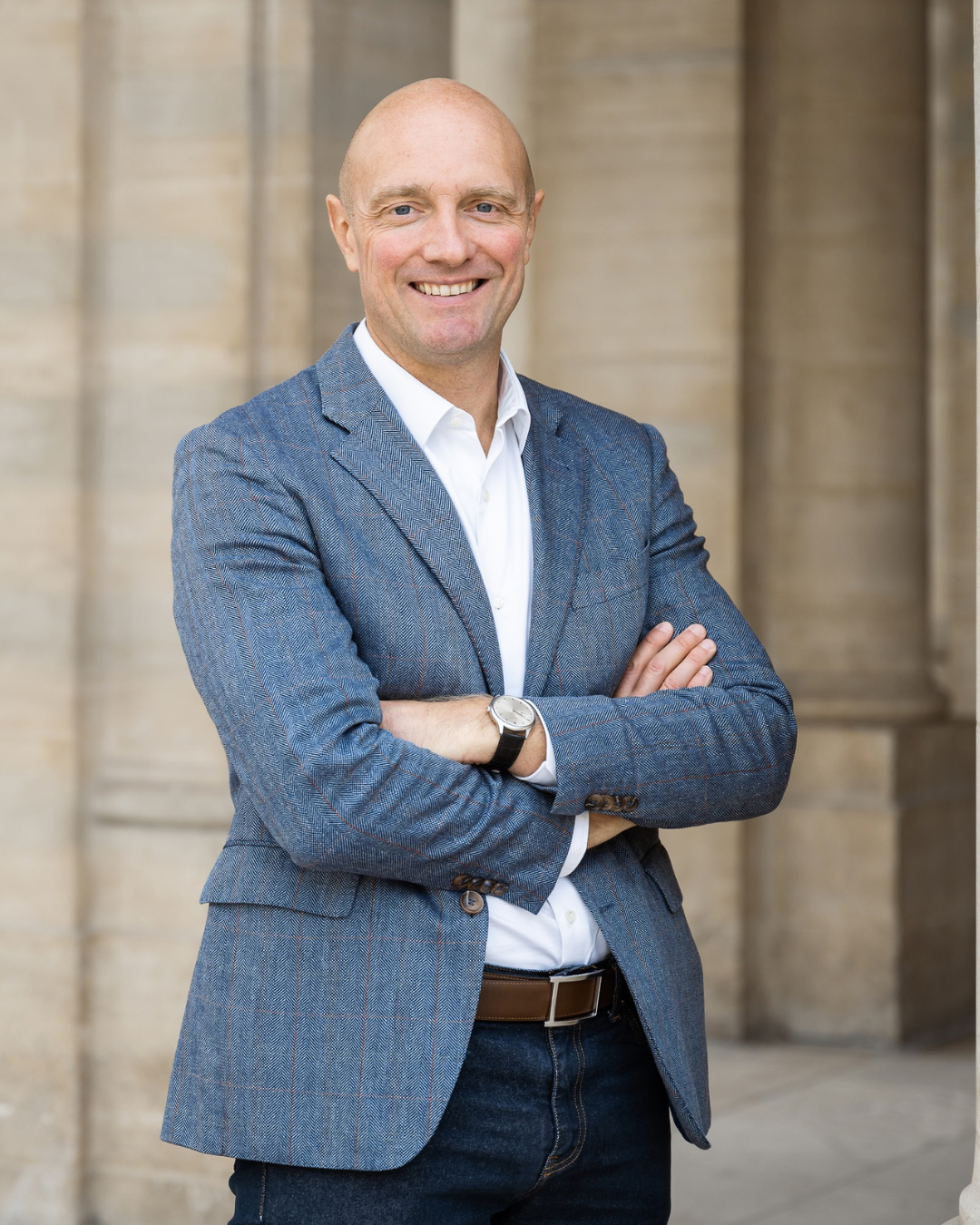 homme souriant bras croisés paris