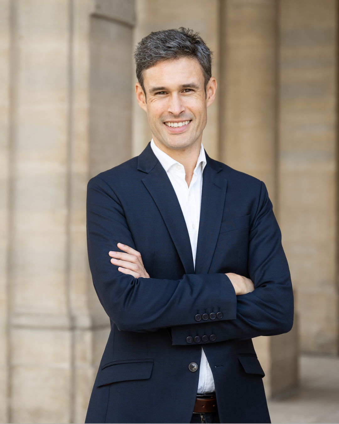 homme costume foncé souriant