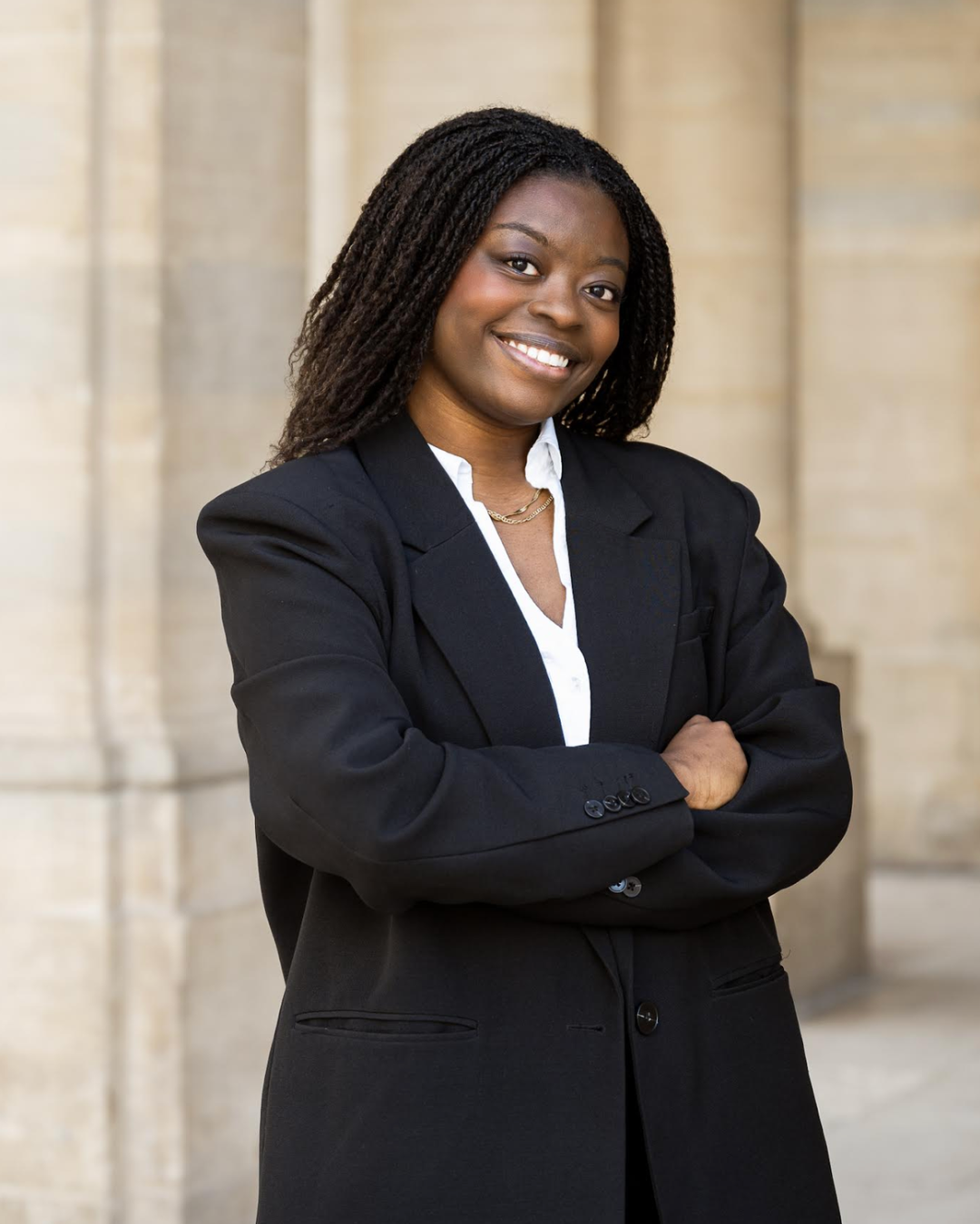 femme souriante debout paris
