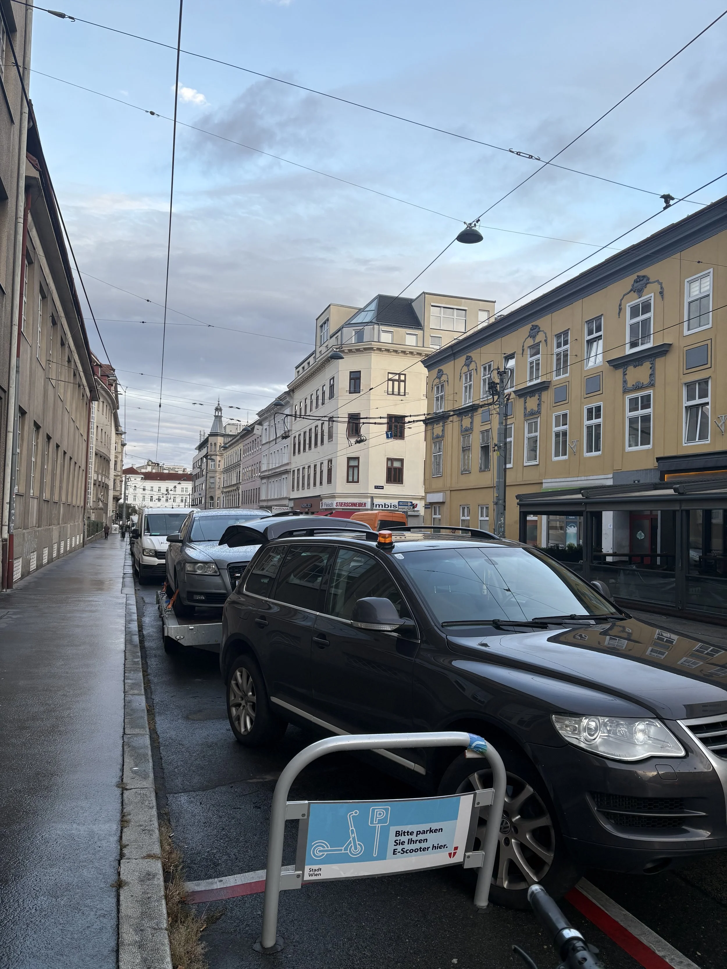 ein kaputter PKW am Anhänger in wien aufgeladen und bereit zum abschleppen