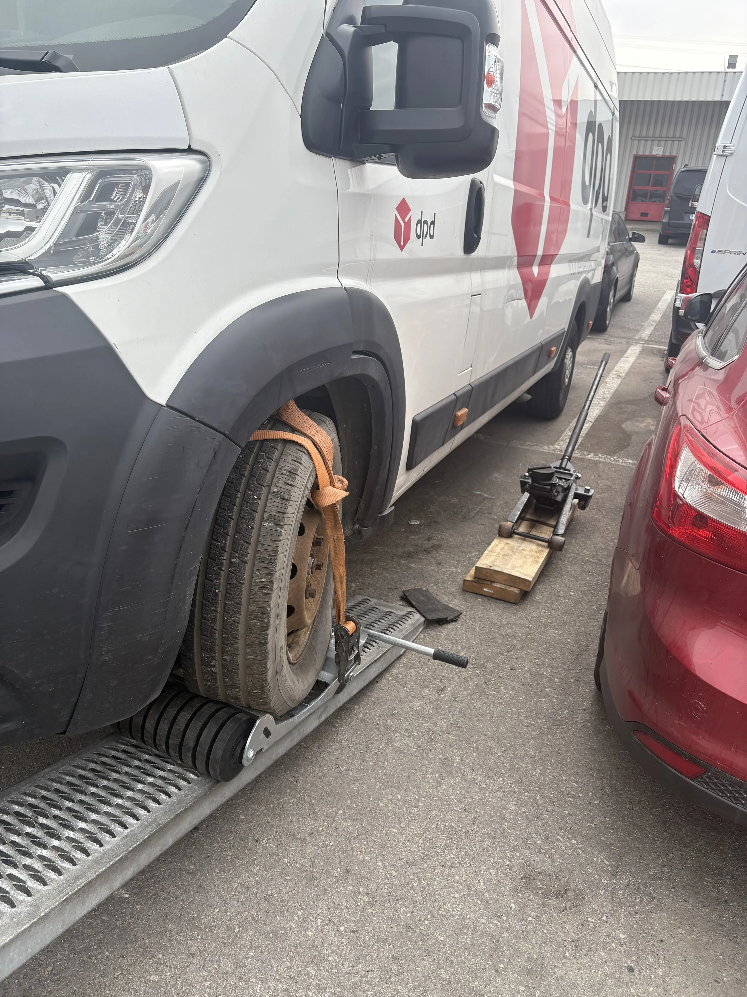 Eine Bergung Kastenwagen mit ausgehängtem Rad