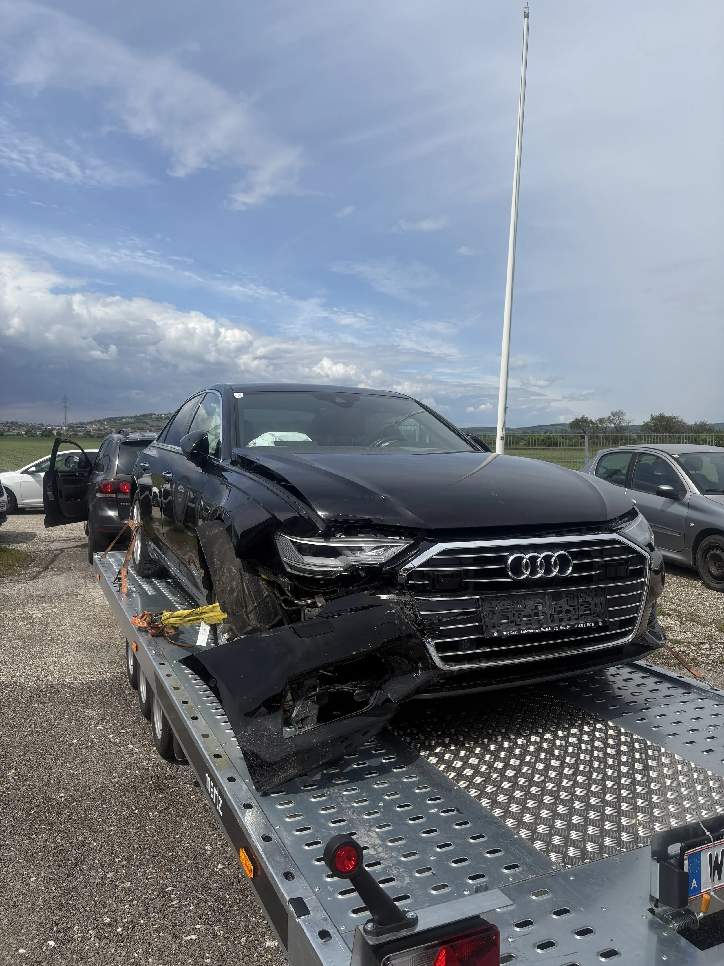 Ein Unfall Auto am Anhänger