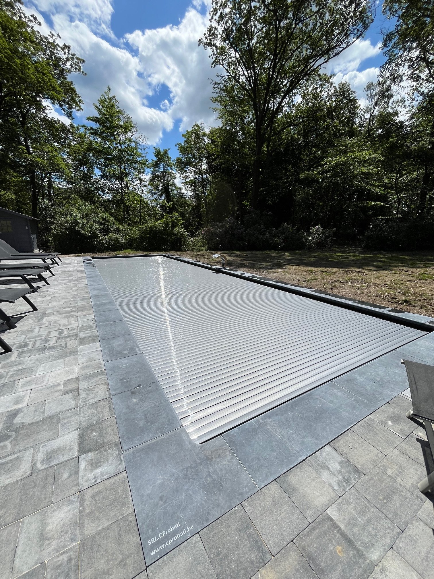 Volet intégré discret pour piscine extérieure d’hôtel à Spa Océa.