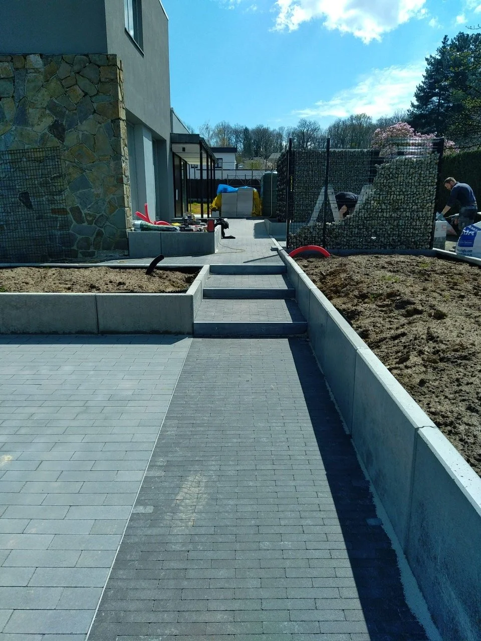Mise en place petit L en béton et pavage briquette Carbono.JPG