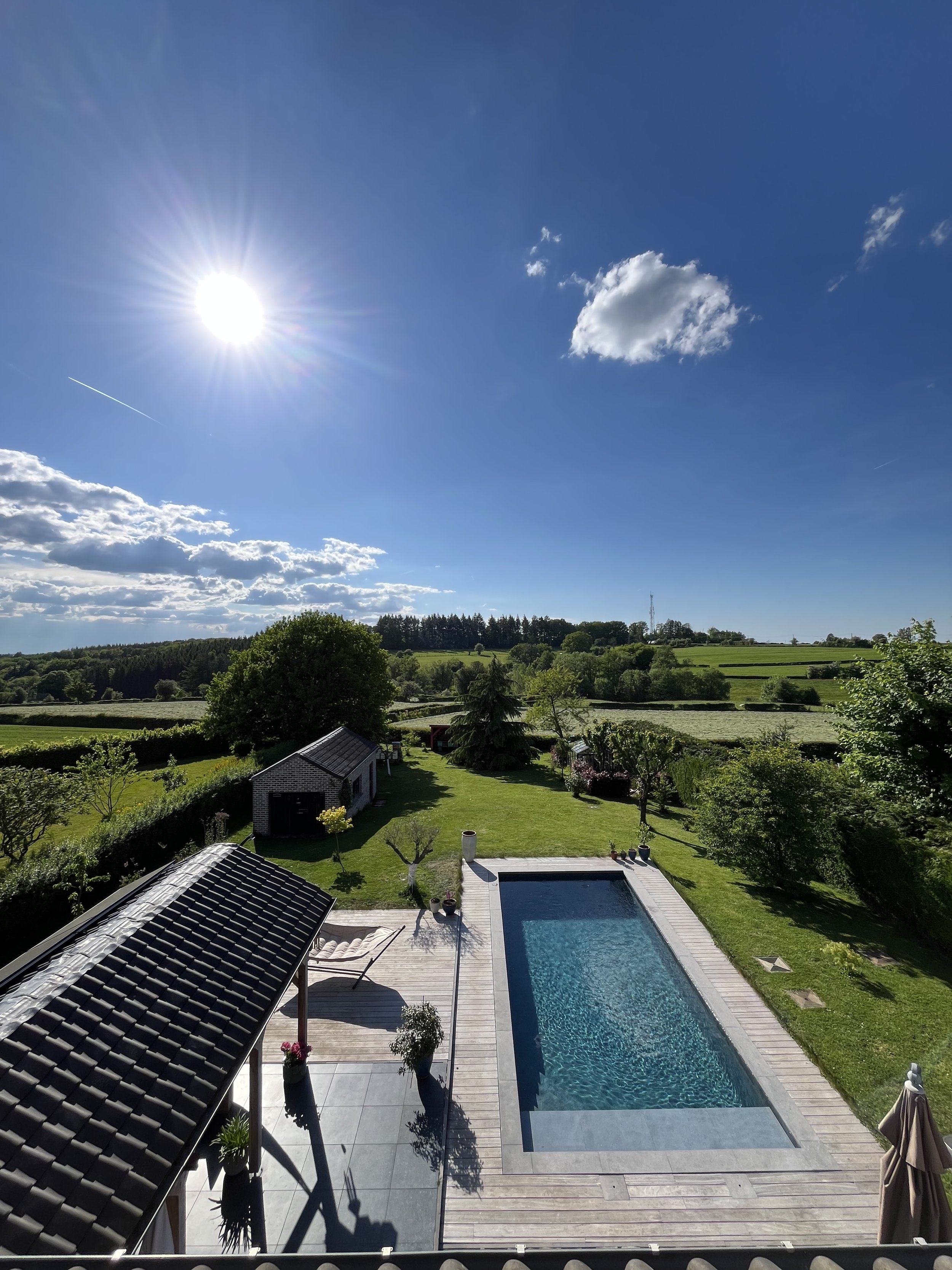 Terrasse en Padouk autour de la piscine – projet réalisé à Jalhay.