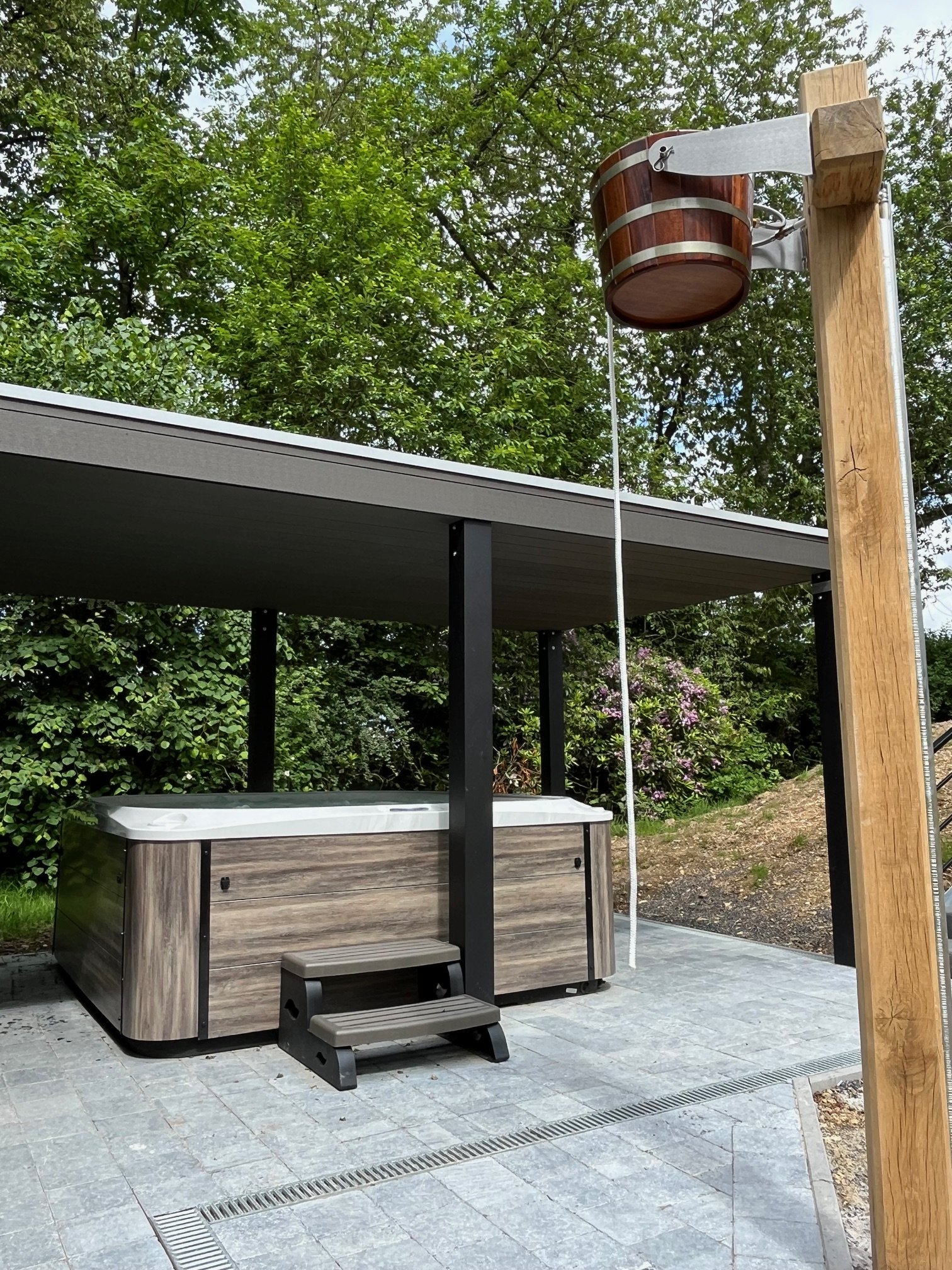 Espace bien-être extérieur avec équipement spa – Hôtel Le Pré des Oréades à Spa.