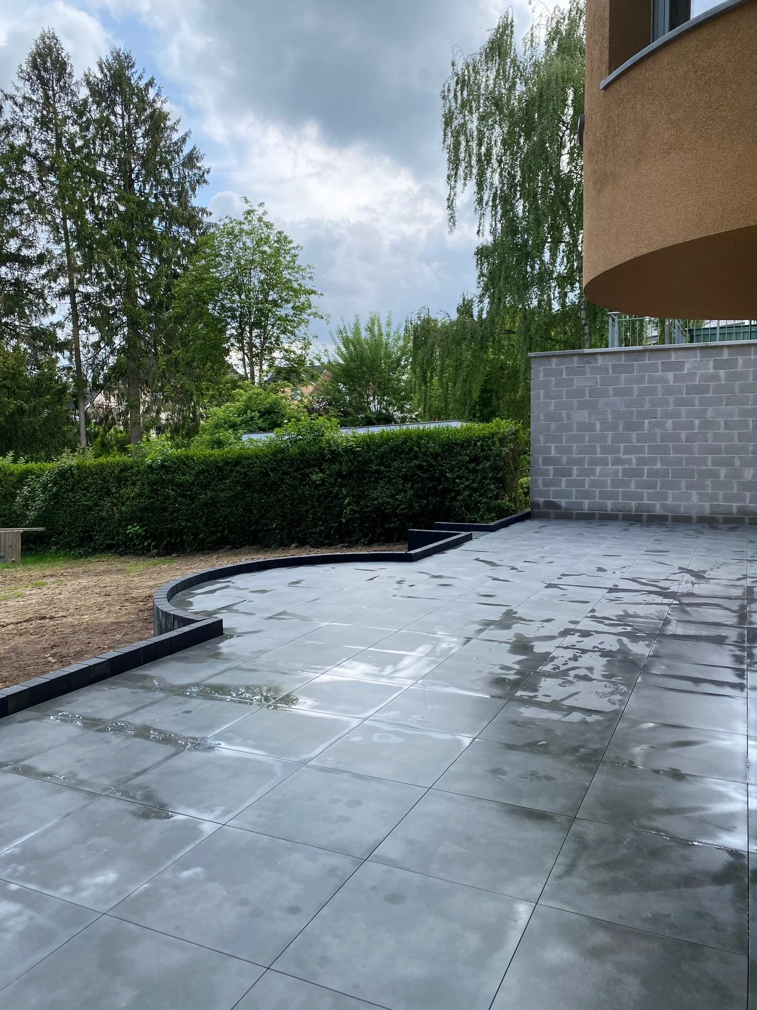 cprobati-terrasse-piscine-ceramique-foncee-eupen-escalier-palissade.jpg.jpg