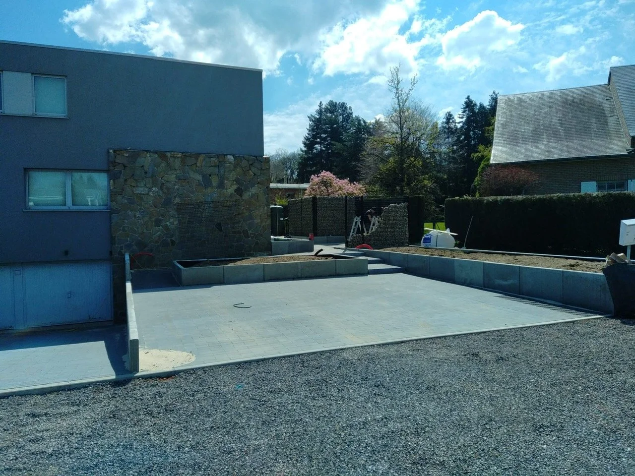 Mise en place L en béton et pavage.JPG