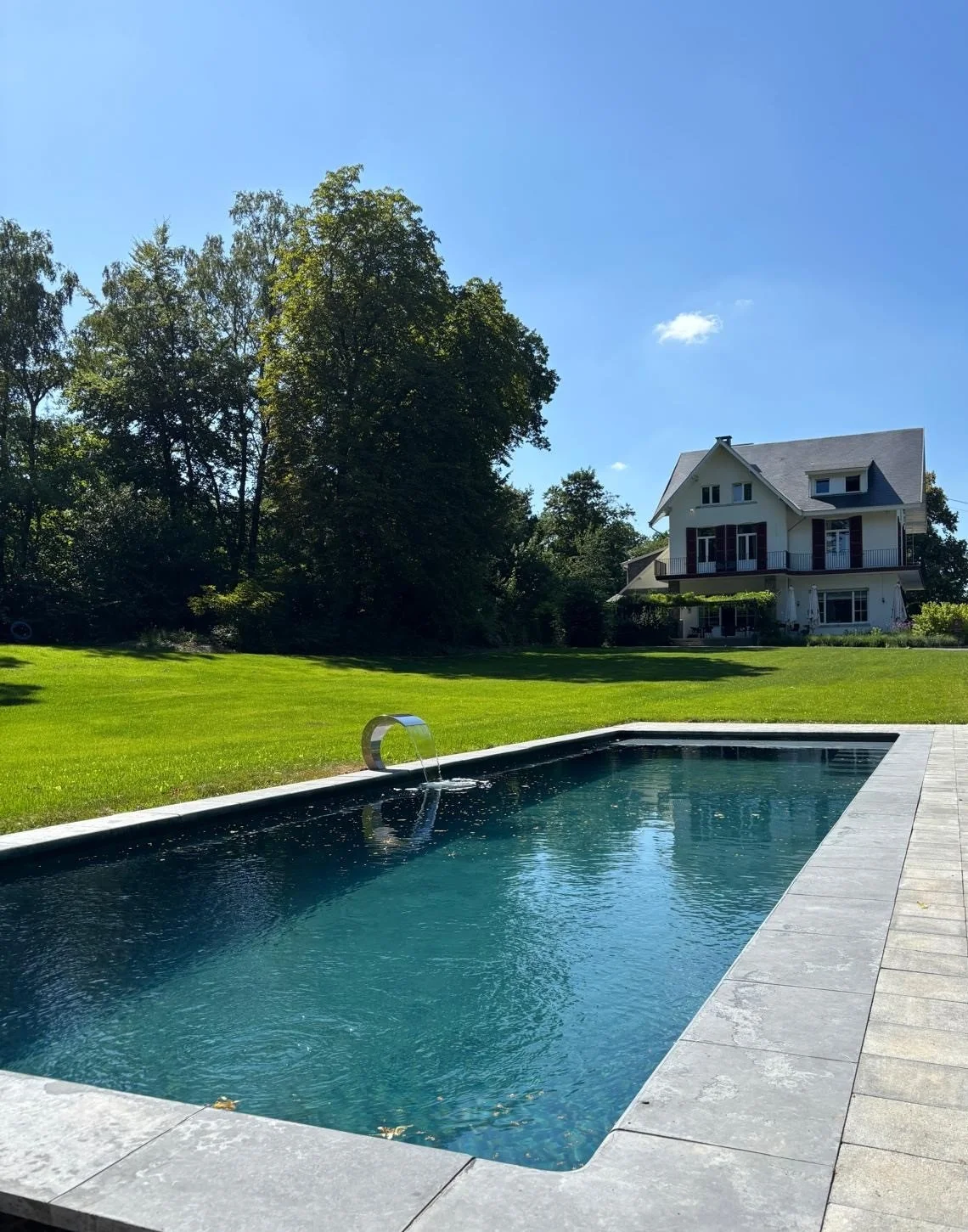 Plage minérale grand format et finition soignée – Spa, Belgique.