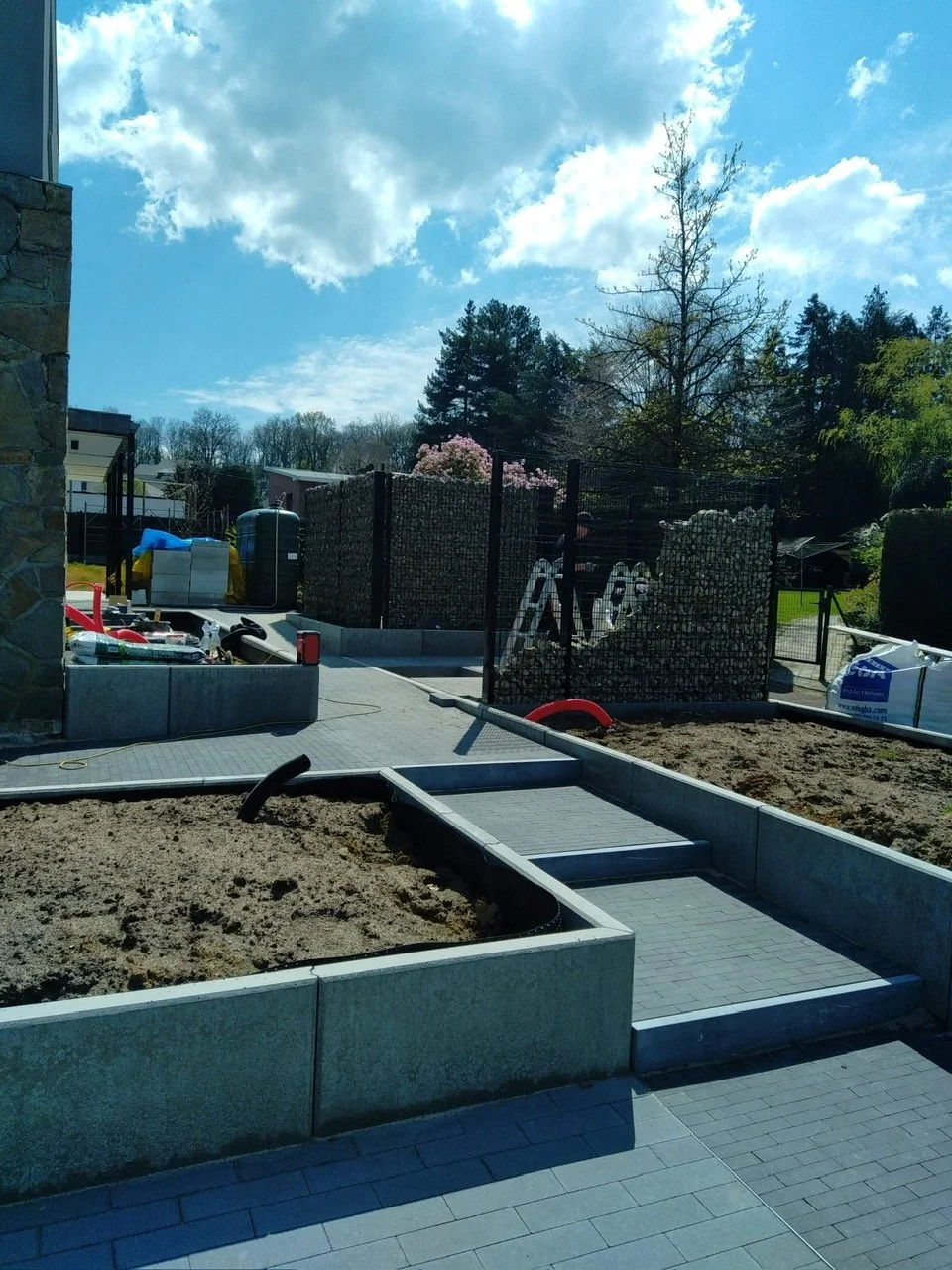 Mise en place pavage et petit L en béton.JPG