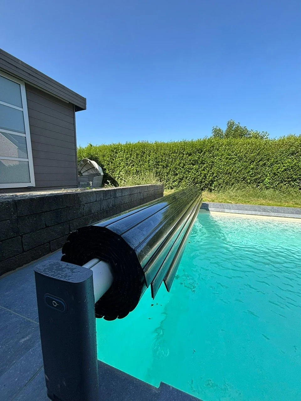 installation-volet-hors-sol-piscine-bale.jpg.JPG